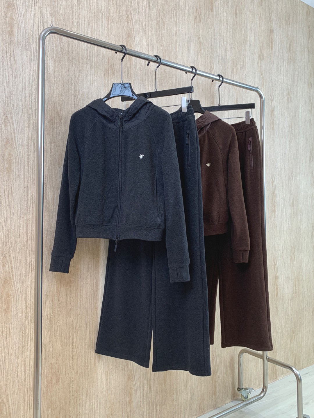 🛒𝐍𝐄𝐖 · 𝟐𝟎𝟐5/爆款现货原单品质 原创｜小蜜蜂刺绣休闲套装带帽拼接卫衣外套，搭配休闲长裤，定制面