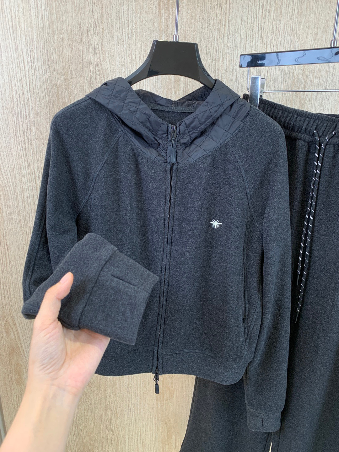 🛒𝐍𝐄𝐖 · 𝟐𝟎𝟐5/爆款现货原单品质 原创｜小蜜蜂刺绣休闲套装带帽拼接卫衣外套，搭配休闲长裤，定制面