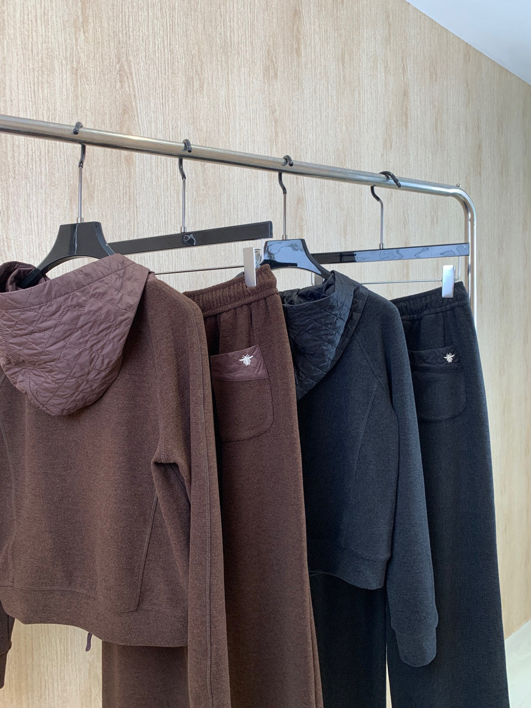 🛒𝐍𝐄𝐖 · 𝟐𝟎𝟐5/爆款现货原单品质 原创｜小蜜蜂刺绣休闲套装带帽拼接卫衣外套，搭配休闲长裤，定制面