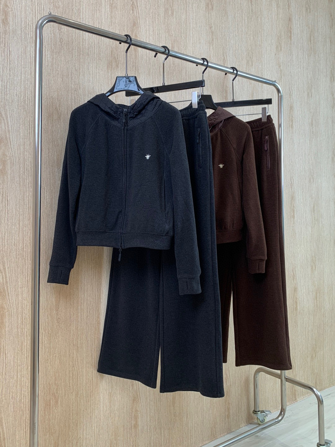 🛒𝐍𝐄𝐖 · 𝟐𝟎𝟐5/爆款现货原单品质 原创｜小蜜蜂刺绣休闲套装带帽拼接卫衣外套，搭配休闲长裤，定制面