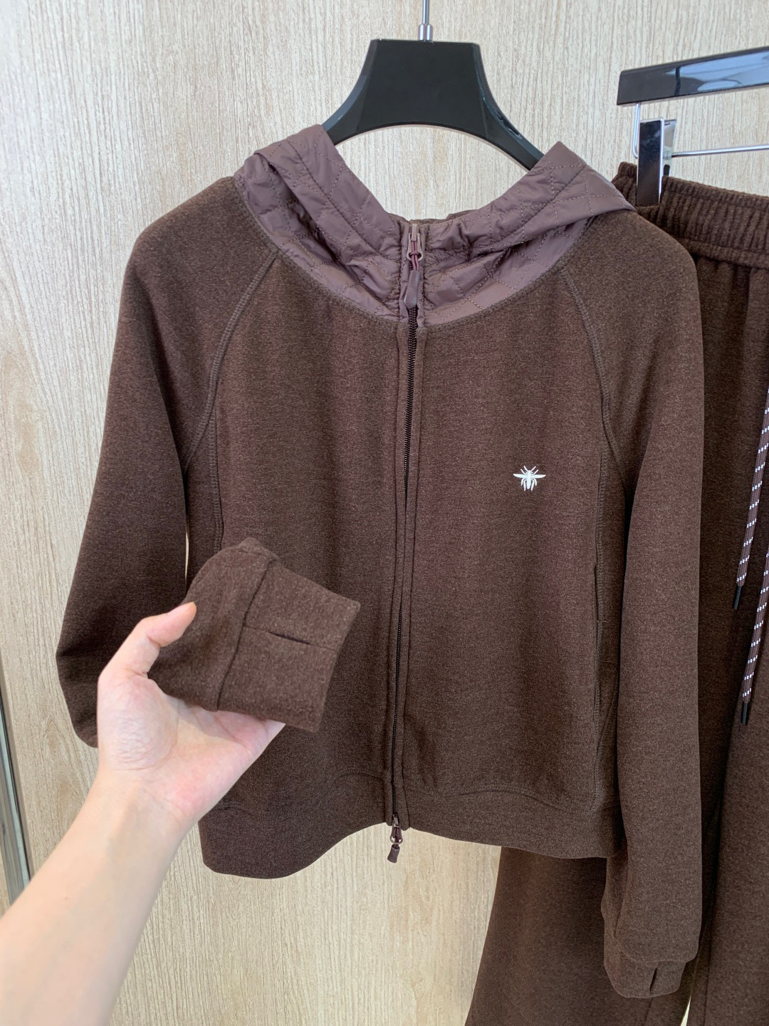 🛒𝐍𝐄𝐖 · 𝟐𝟎𝟐5/爆款现货原单品质 原创｜小蜜蜂刺绣休闲套装带帽拼接卫衣外套，搭配休闲长裤，定制面