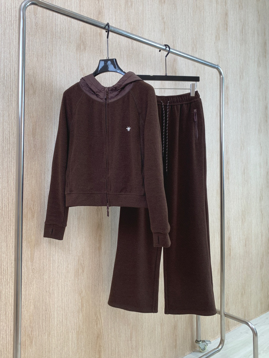 🛒𝐍𝐄𝐖 · 𝟐𝟎𝟐5/爆款现货原单品质 原创｜小蜜蜂刺绣休闲套装带帽拼接卫衣外套，搭配休闲长裤，定制面