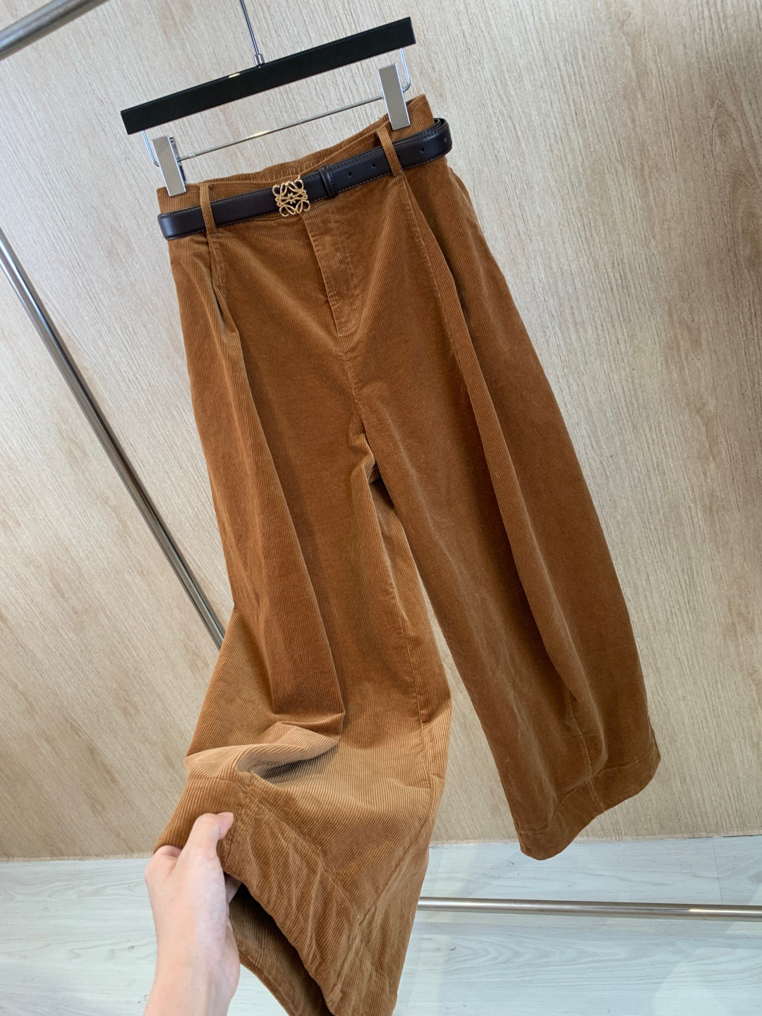 🛒𝐍𝐄𝐖 · 𝟐𝟎𝟐5/爆款现货设计师 原创｜女神同款灯芯绒休闲裤 这款休闲裤选用优质面料，撞色十字拼接