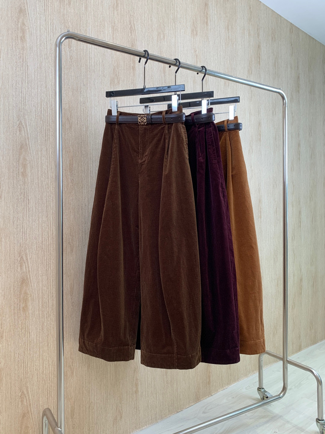 🛒𝐍𝐄𝐖 · 𝟐𝟎𝟐5/爆款现货设计师 原创｜女神同款灯芯绒休闲裤 这款休闲裤选用优质面料，撞色十字拼接