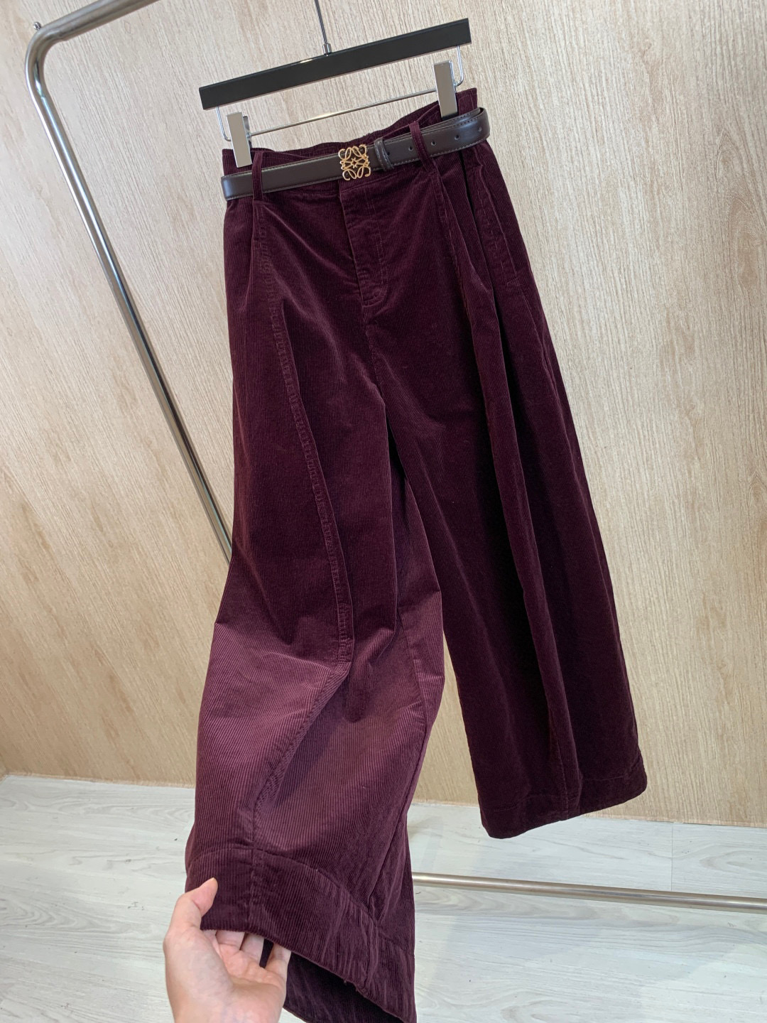 🛒𝐍𝐄𝐖 · 𝟐𝟎𝟐5/爆款现货设计师 原创｜女神同款灯芯绒休闲裤 这款休闲裤选用优质面料，撞色十字拼接