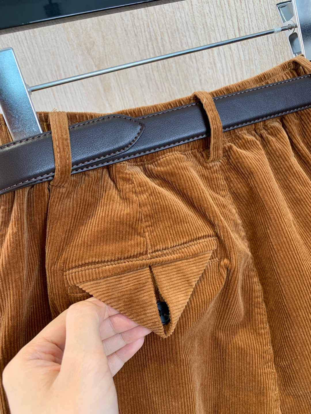 🛒𝐍𝐄𝐖 · 𝟐𝟎𝟐5/爆款现货设计师 原创｜女神同款灯芯绒休闲裤 这款休闲裤选用优质面料，撞色十字拼接