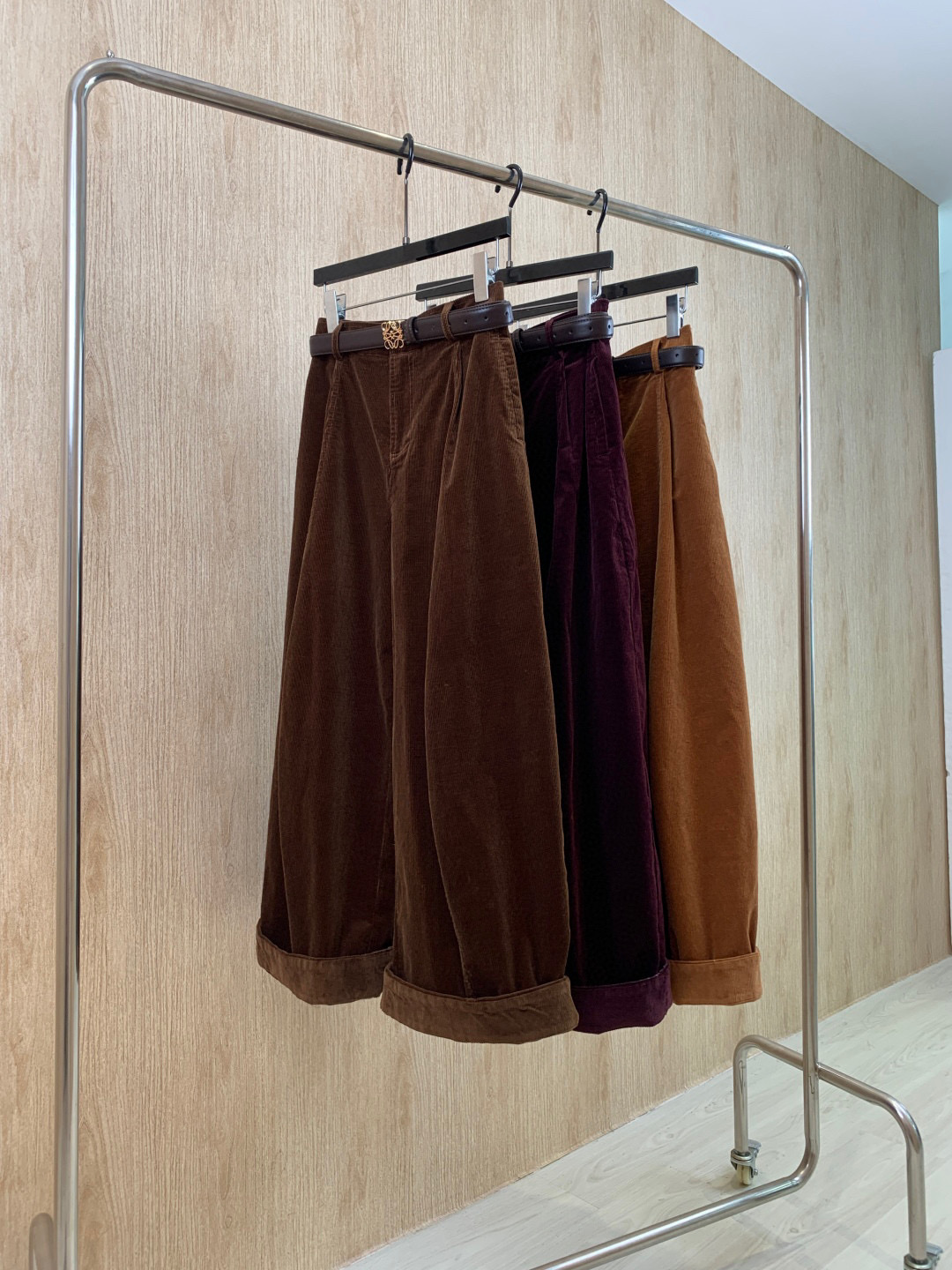 🛒𝐍𝐄𝐖 · 𝟐𝟎𝟐5/爆款现货设计师 原创｜女神同款灯芯绒休闲裤 这款休闲裤选用优质面料，撞色十字拼接