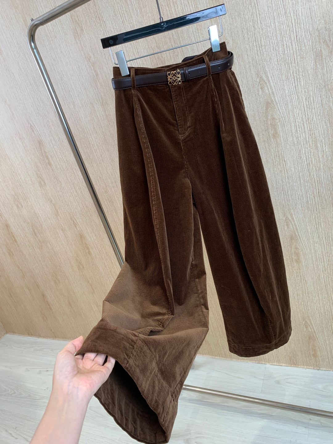 🛒𝐍𝐄𝐖 · 𝟐𝟎𝟐5/爆款现货设计师 原创｜女神同款灯芯绒休闲裤 这款休闲裤选用优质面料，撞色十字拼接