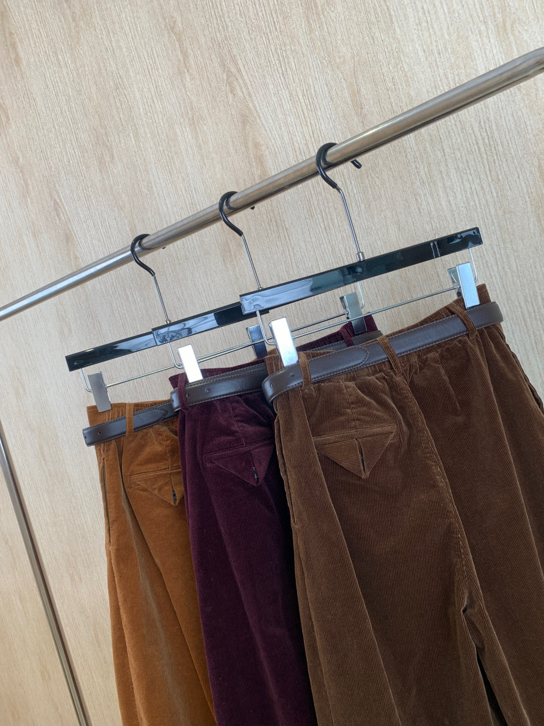 🛒𝐍𝐄𝐖 · 𝟐𝟎𝟐5/爆款现货设计师 原创｜女神同款灯芯绒休闲裤 这款休闲裤选用优质面料，撞色十字拼接