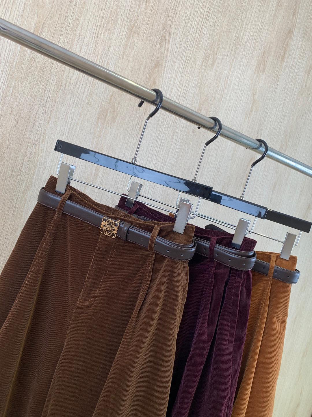 🛒𝐍𝐄𝐖 · 𝟐𝟎𝟐5/爆款现货设计师 原创｜女神同款灯芯绒休闲裤 这款休闲裤选用优质面料，撞色十字拼接