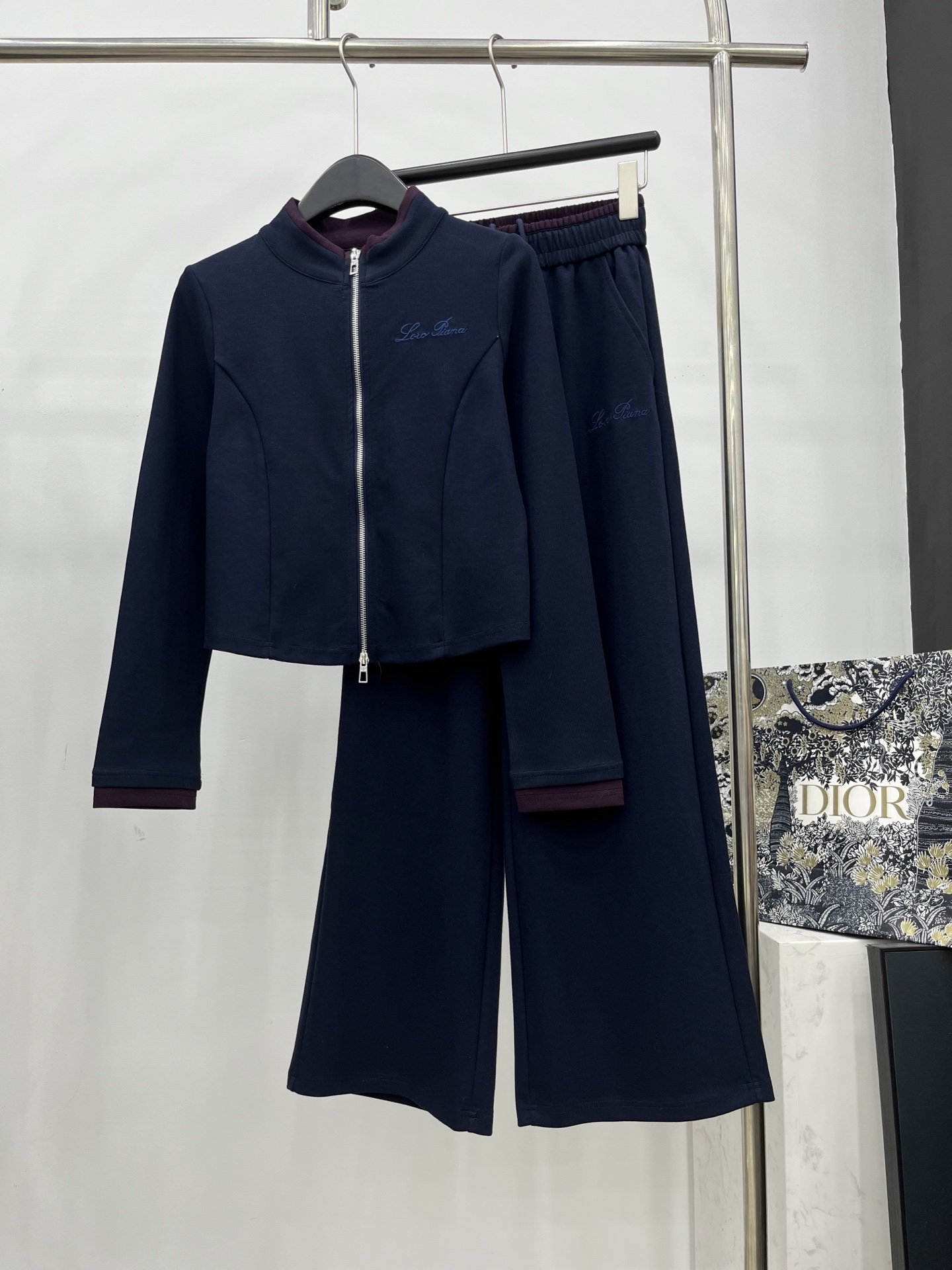 🛒𝐍𝐄𝐖 · 𝟐𝟎𝟐5/爆款现货原单品质 LP｜撞色拼接休闲套装修身双拉链上衣，搭配休闲松紧长裤，定制面