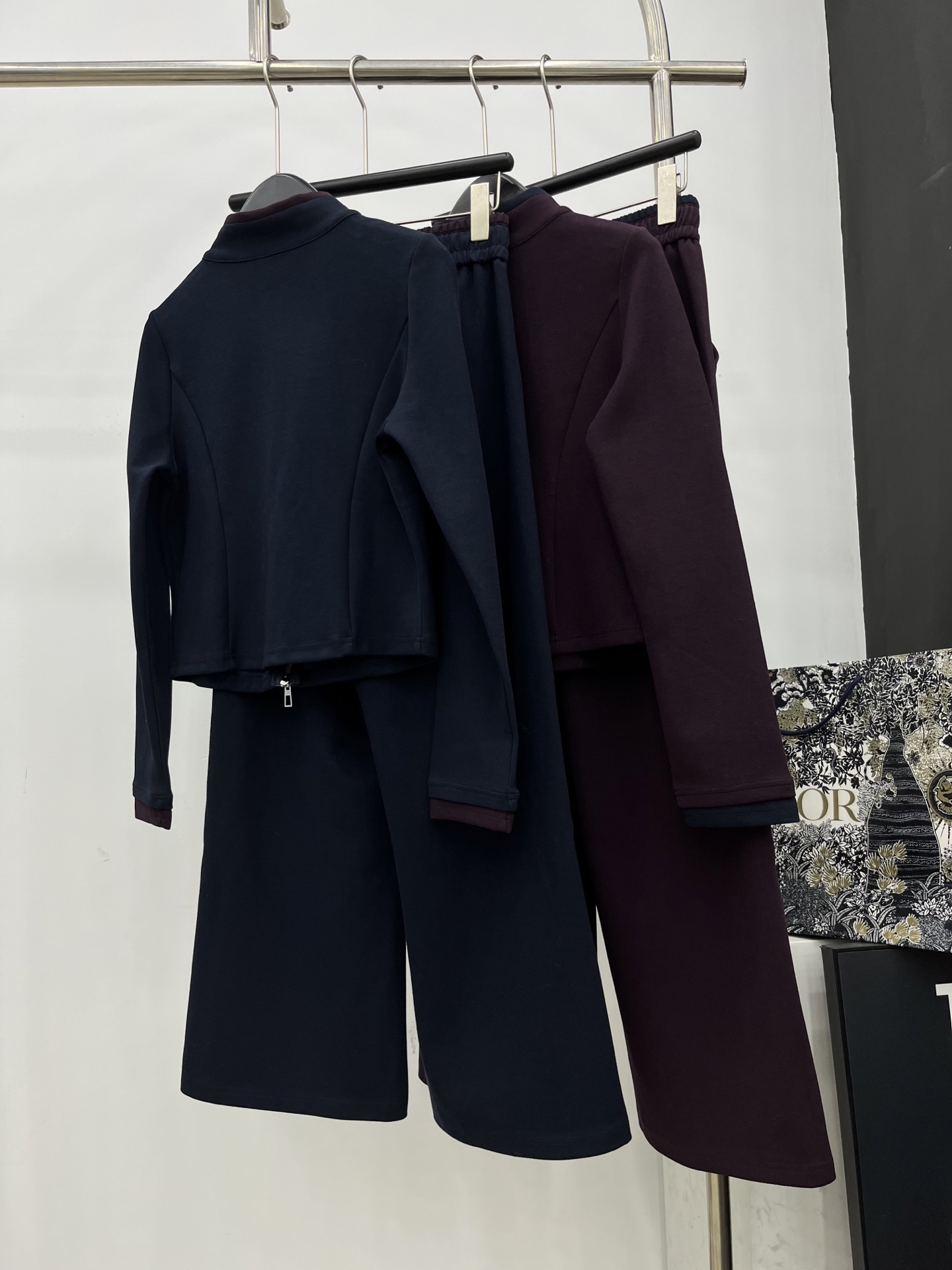 🛒𝐍𝐄𝐖 · 𝟐𝟎𝟐5/爆款现货原单品质 LP｜撞色拼接休闲套装修身双拉链上衣，搭配休闲松紧长裤，定制面