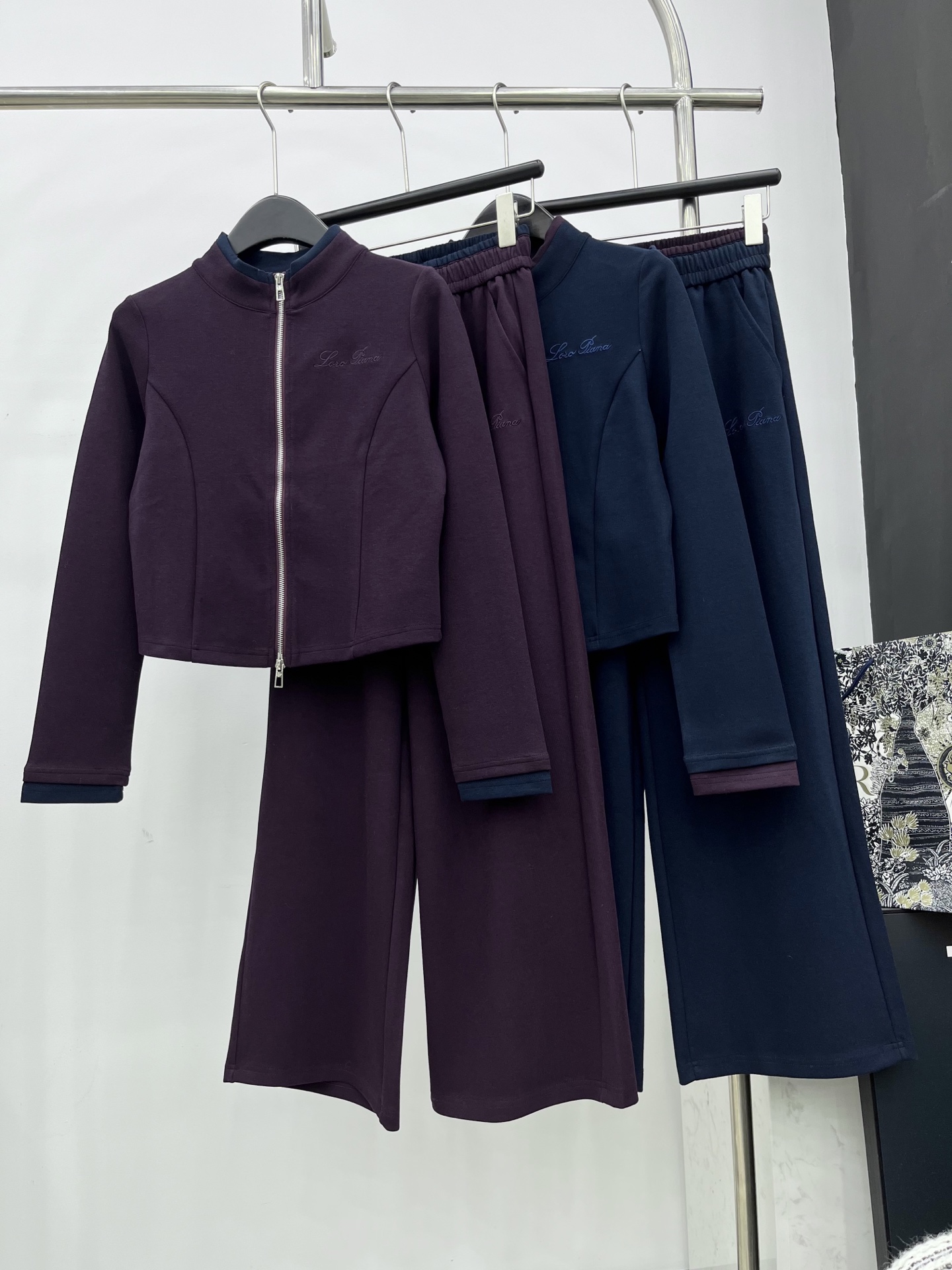 🛒𝐍𝐄𝐖 · 𝟐𝟎𝟐5/爆款现货原单品质 LP｜撞色拼接休闲套装修身双拉链上衣，搭配休闲松紧长裤，定制面