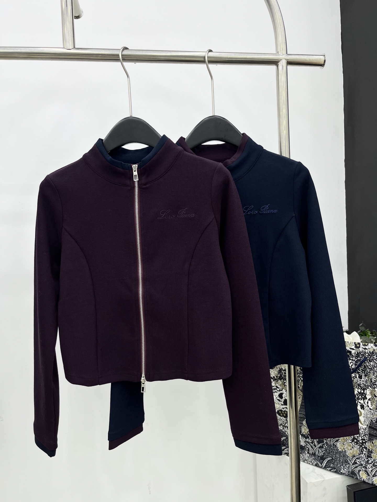 🛒𝐍𝐄𝐖 · 𝟐𝟎𝟐5/爆款现货原单品质 LP｜撞色拼接休闲套装修身双拉链上衣，搭配休闲松紧长裤，定制面