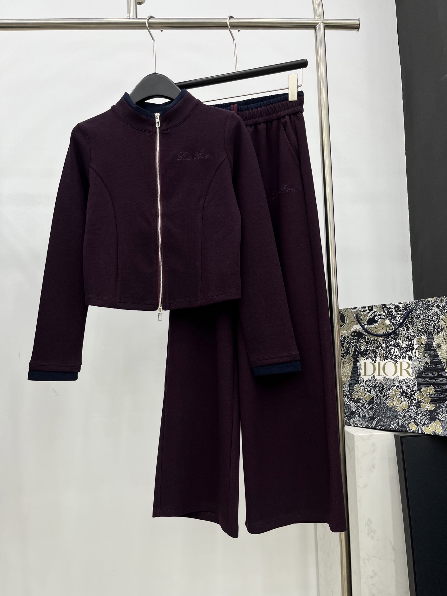 🛒𝐍𝐄𝐖 · 𝟐𝟎𝟐5/爆款现货原单品质 LP｜撞色拼接休闲套装修身双拉链上衣，搭配休闲松紧长裤，定制面