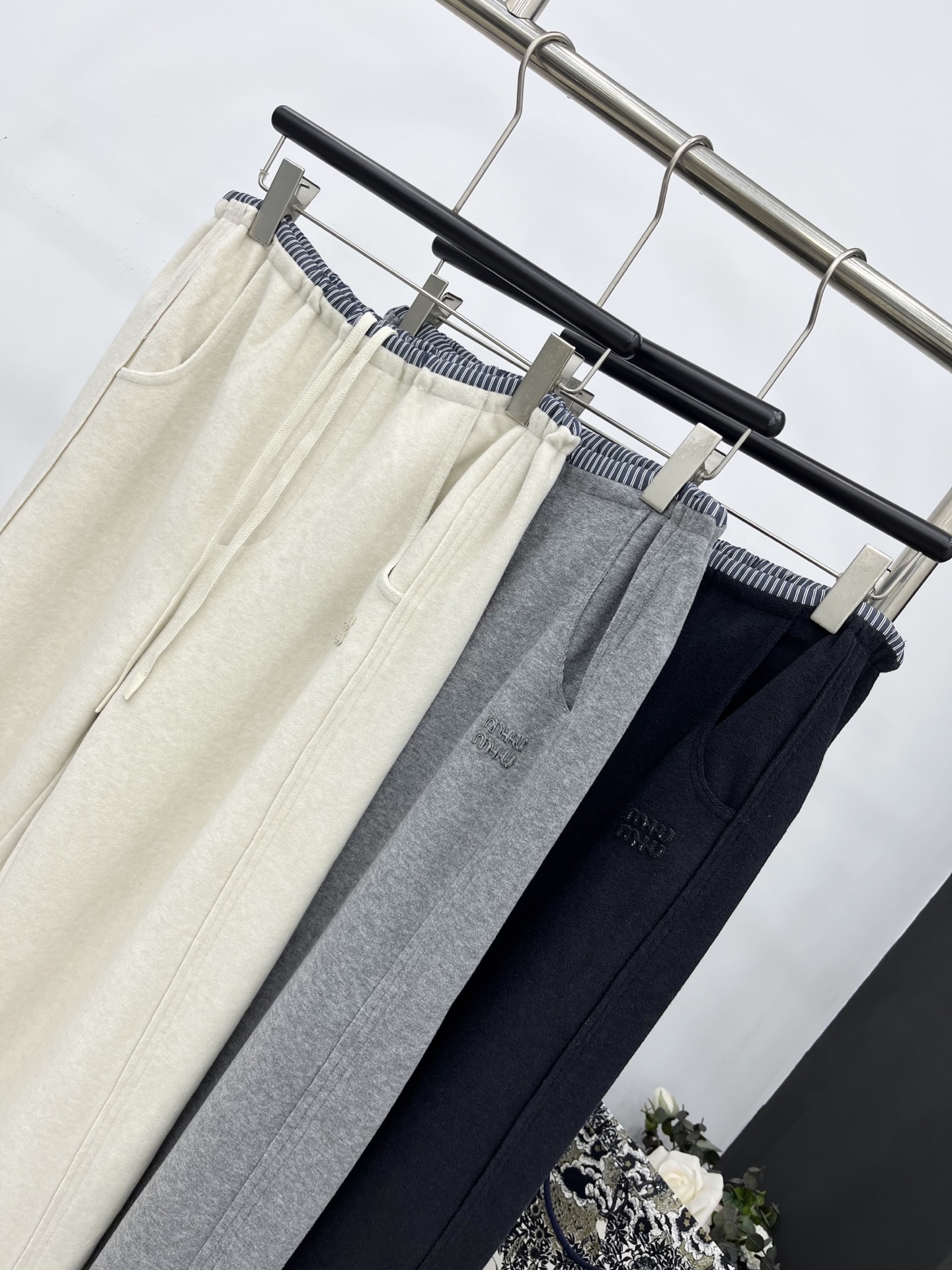 🛒𝐍𝐄𝐖 · 𝟐𝟎𝟐5/爆款现货原单品质 Miu Mi *｜抽绳拼接休闲裤高品质面料质感柔软细腻舒适。气