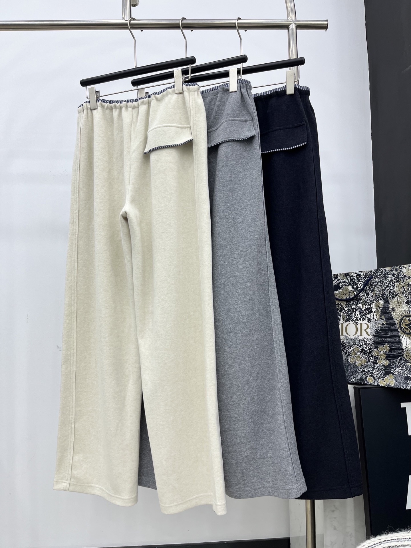 🛒𝐍𝐄𝐖 · 𝟐𝟎𝟐5/爆款现货原单品质 Miu Mi *｜抽绳拼接休闲裤高品质面料质感柔软细腻舒适。气