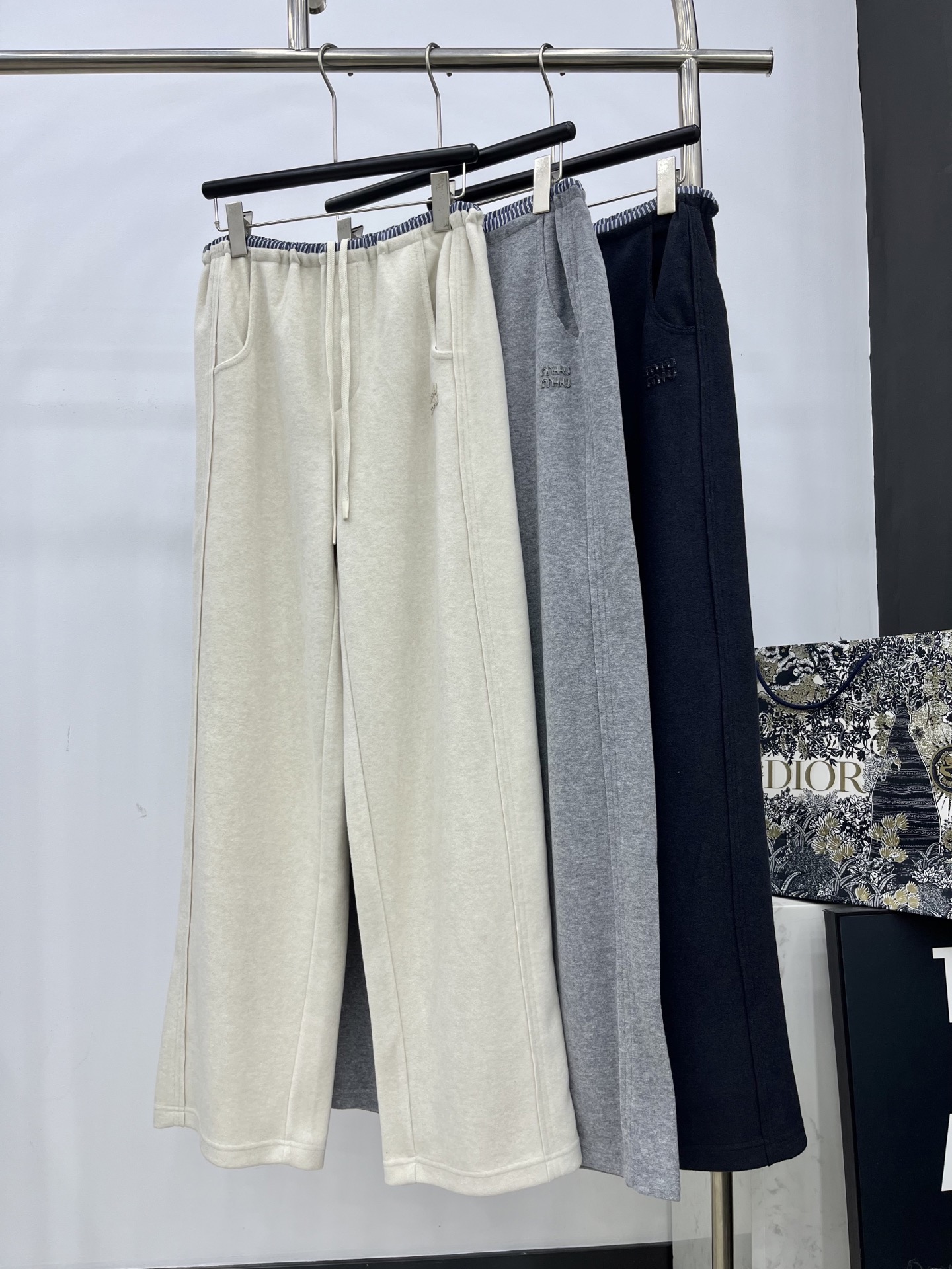 🛒𝐍𝐄𝐖 · 𝟐𝟎𝟐5/爆款现货原单品质 Miu Mi *｜抽绳拼接休闲裤高品质面料质感柔软细腻舒适。气