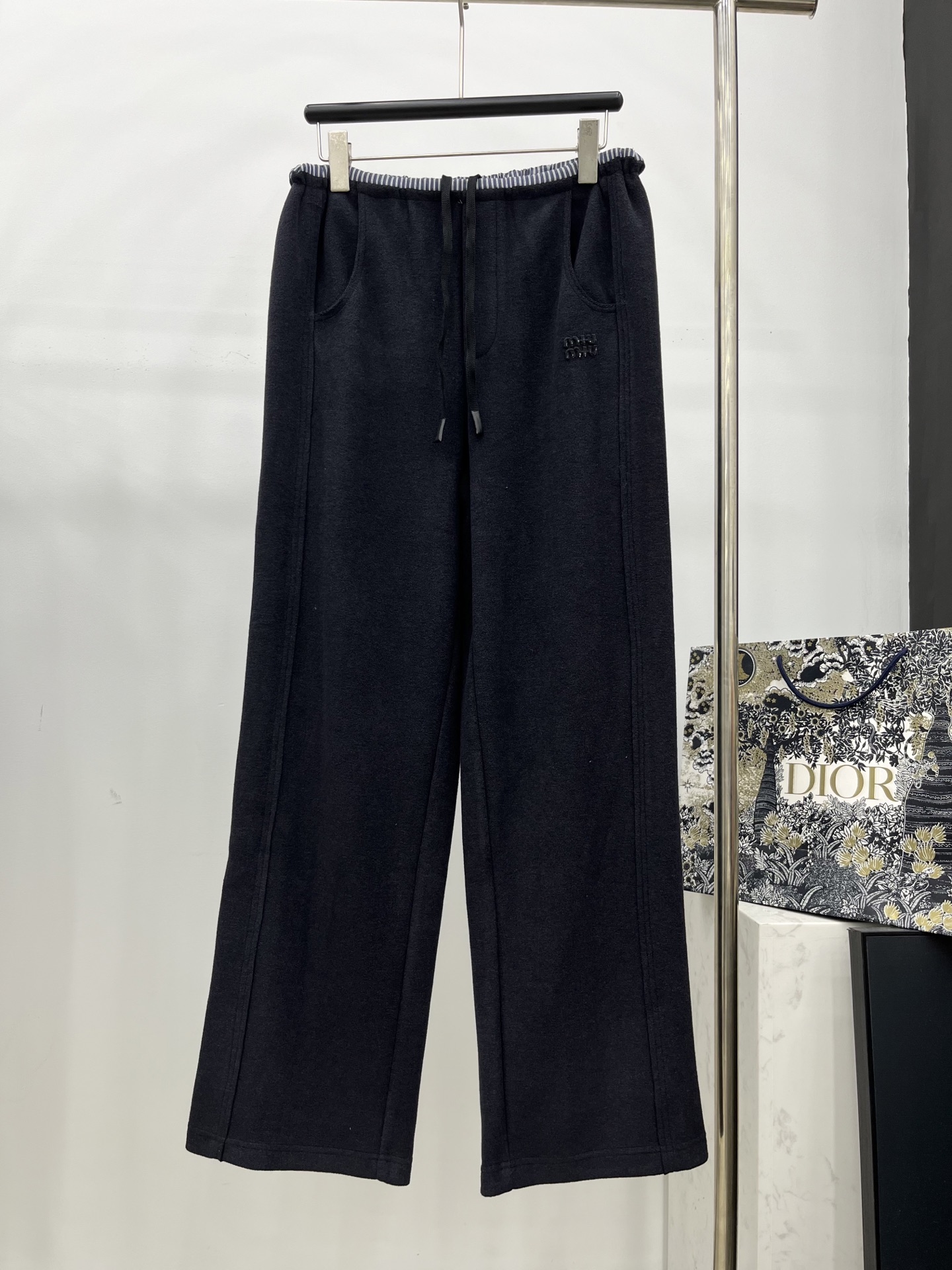 🛒𝐍𝐄𝐖 · 𝟐𝟎𝟐5/爆款现货原单品质 Miu Mi *｜抽绳拼接休闲裤高品质面料质感柔软细腻舒适。气