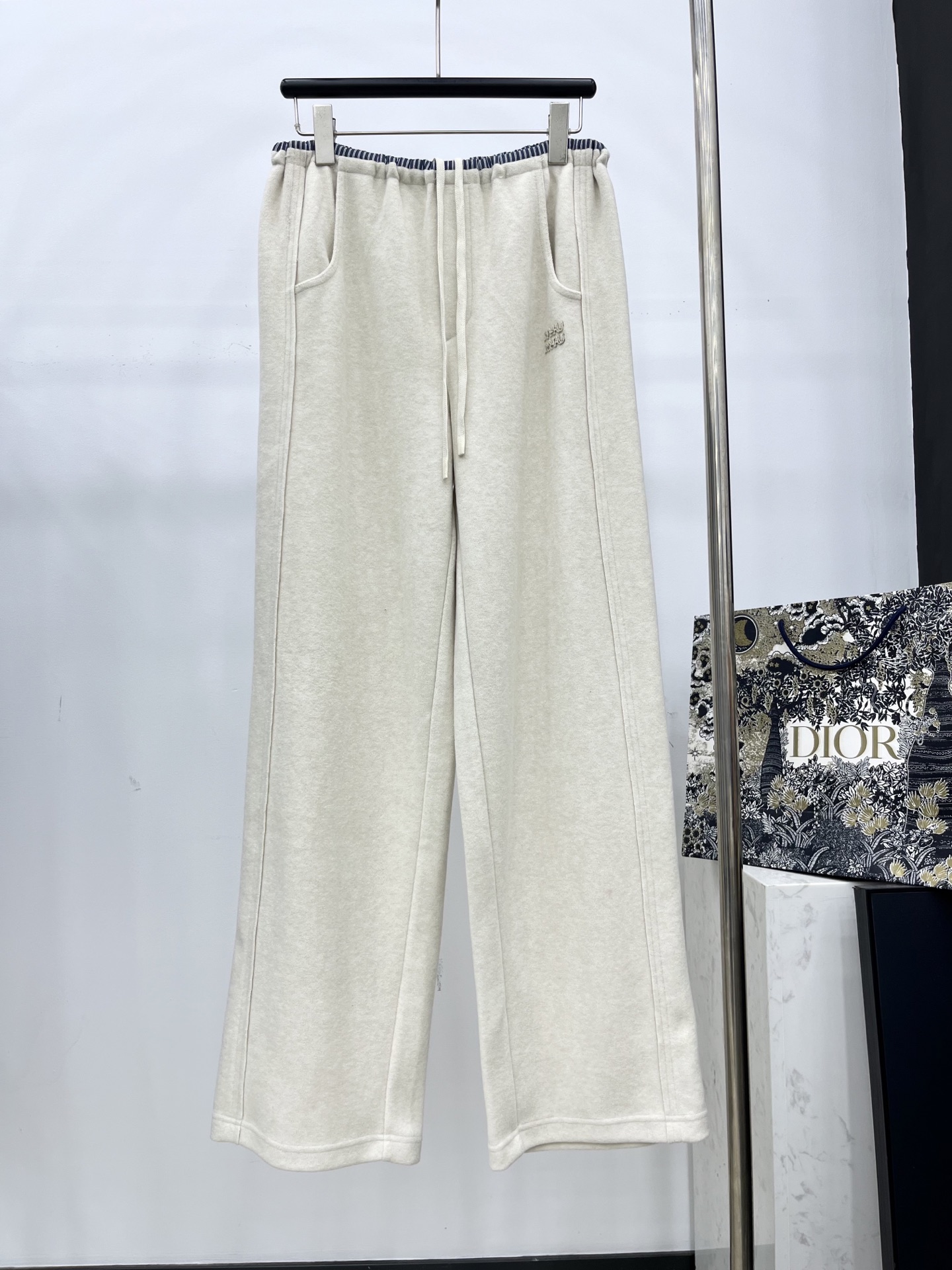 🛒𝐍𝐄𝐖 · 𝟐𝟎𝟐5/爆款现货原单品质 Miu Mi *｜抽绳拼接休闲裤高品质面料质感柔软细腻舒适。气