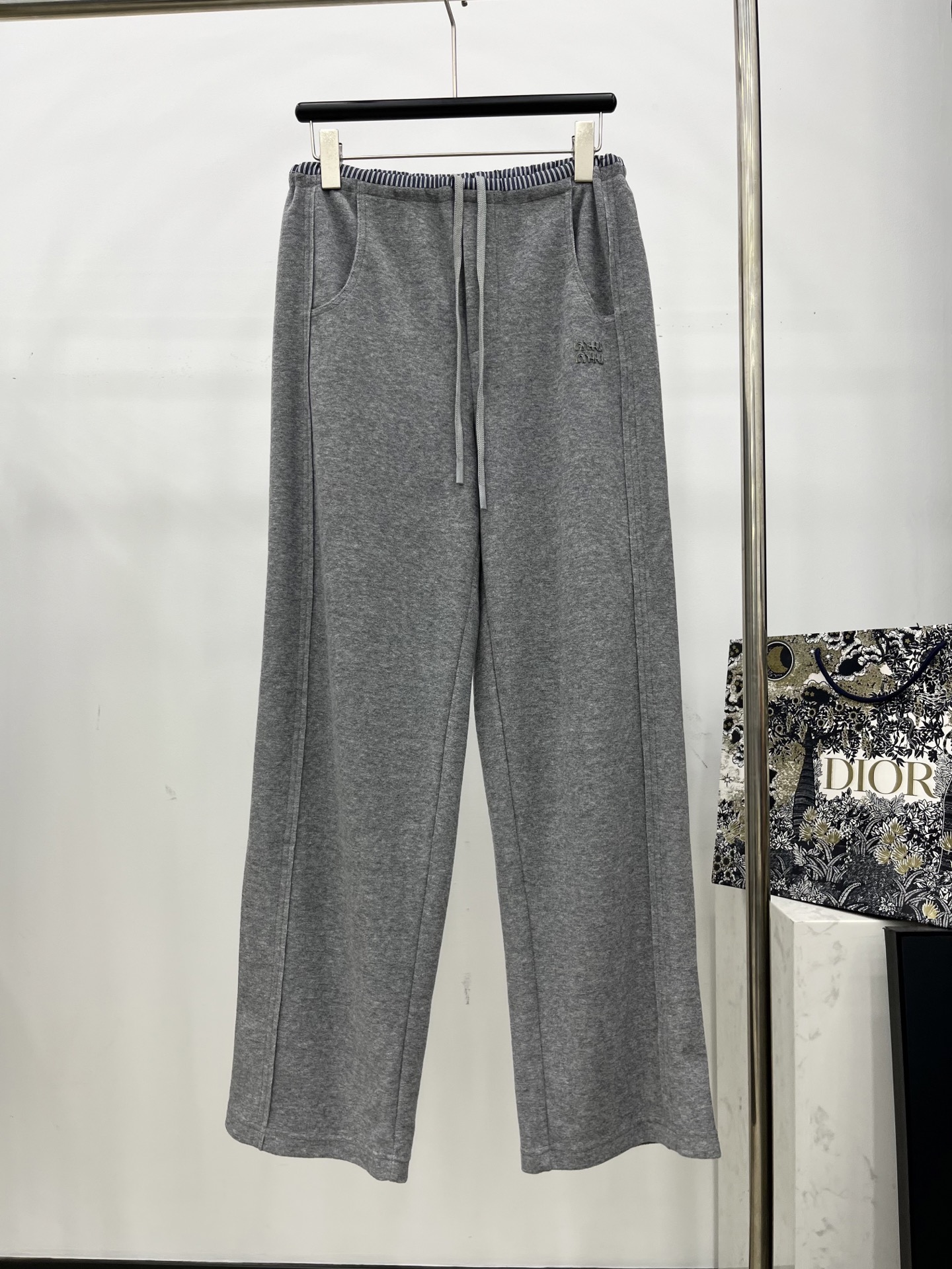 🛒𝐍𝐄𝐖 · 𝟐𝟎𝟐5/爆款现货原单品质 Miu Mi *｜抽绳拼接休闲裤高品质面料质感柔软细腻舒适。气