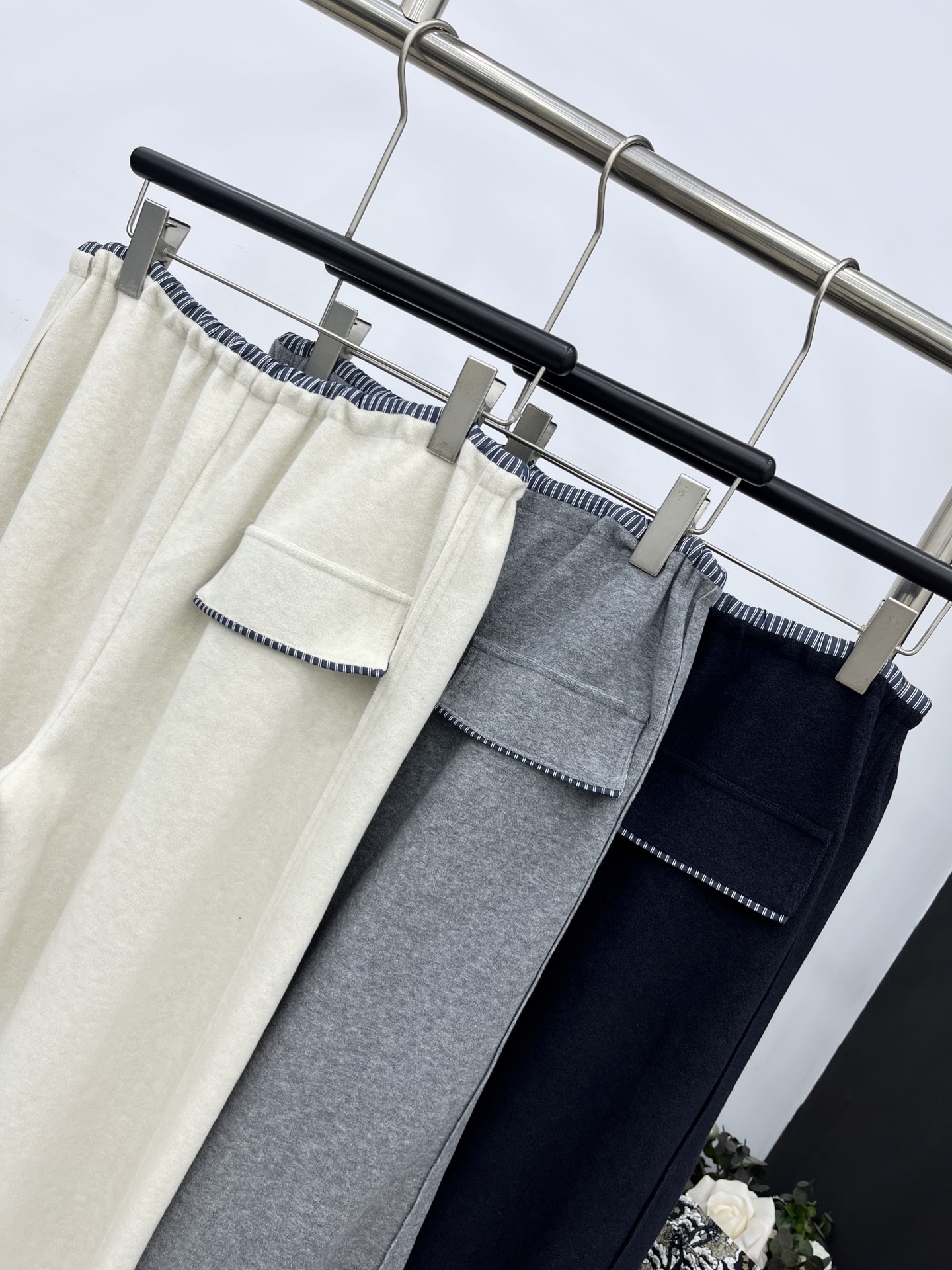 🛒𝐍𝐄𝐖 · 𝟐𝟎𝟐5/爆款现货原单品质 Miu Mi *｜抽绳拼接休闲裤高品质面料质感柔软细腻舒适。气