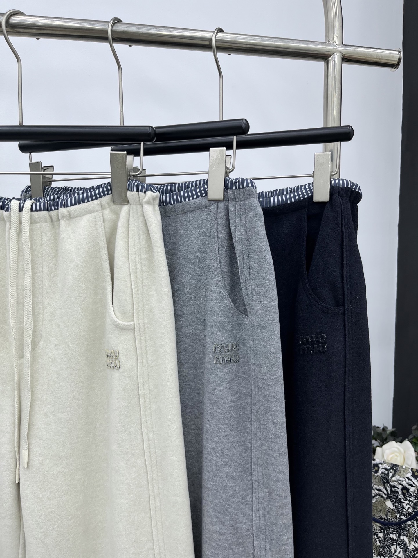 🛒𝐍𝐄𝐖 · 𝟐𝟎𝟐5/爆款现货原单品质 Miu Mi *｜抽绳拼接休闲裤高品质面料质感柔软细腻舒适。气