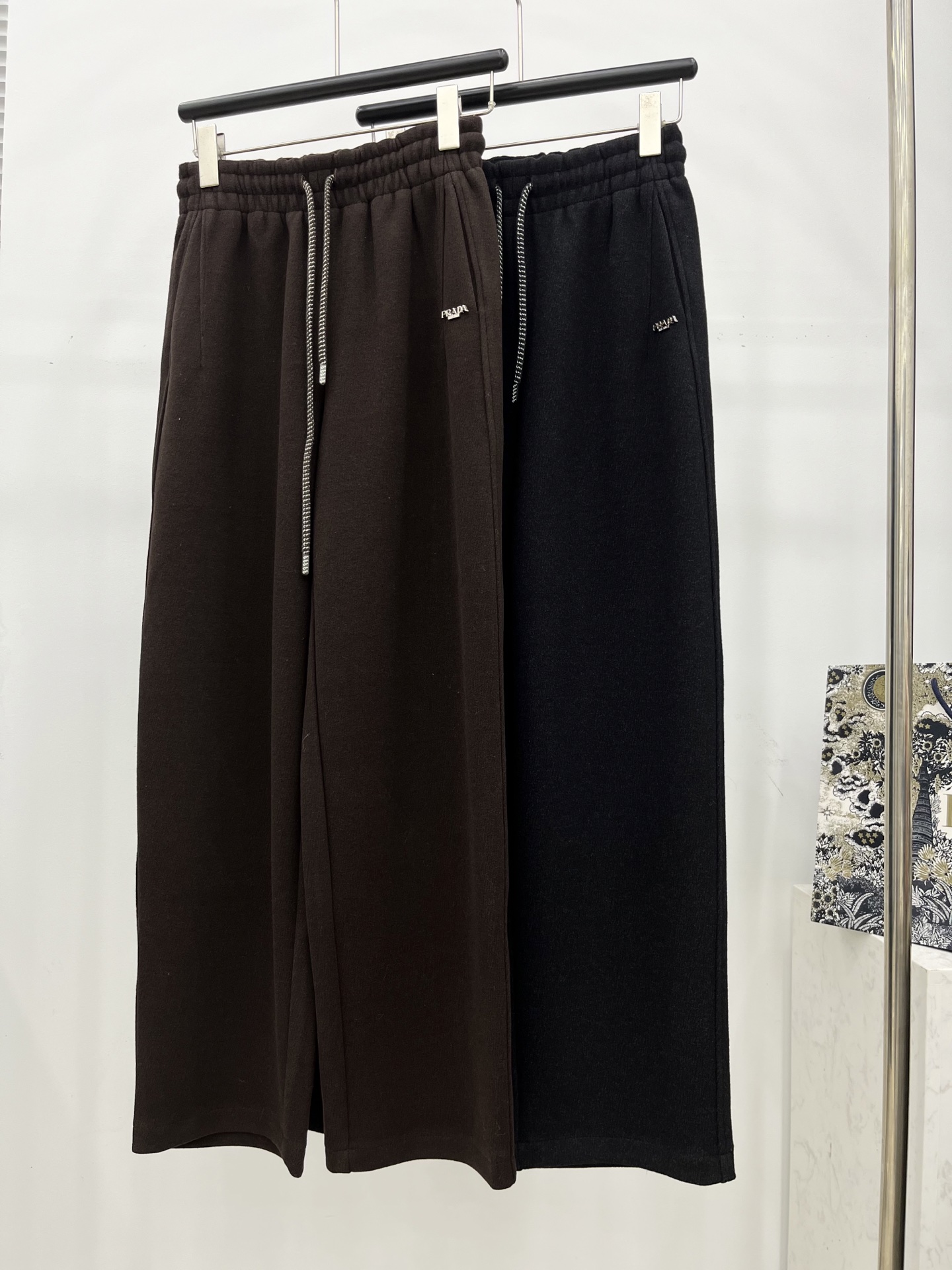 🛒𝐍𝐄𝐖 · 𝟐𝟎𝟐5/爆款现货原单品质 Prad*｜抽绳小铁标休闲裤高品质面料质感柔软细腻舒适。气质百