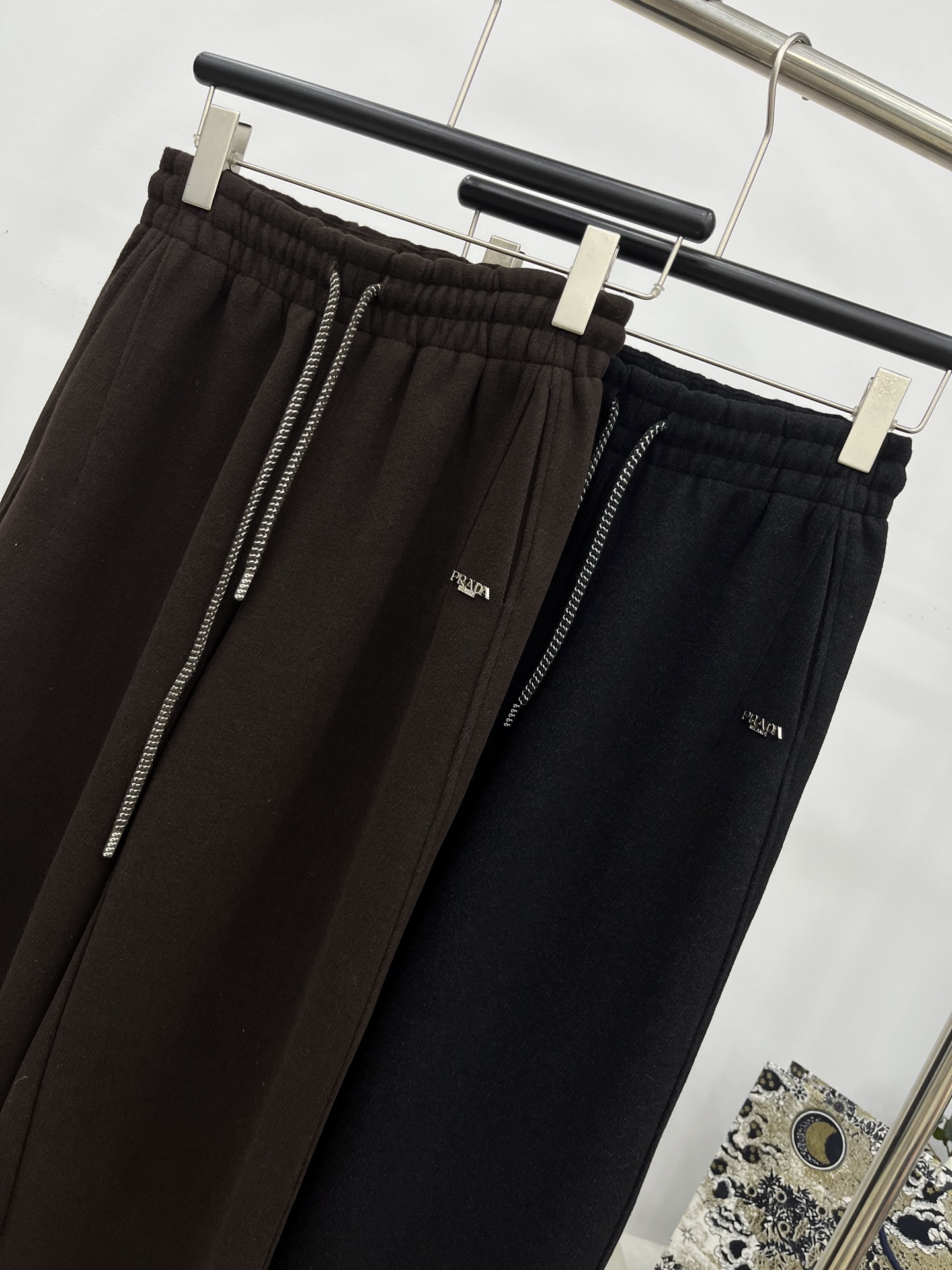 🛒𝐍𝐄𝐖 · 𝟐𝟎𝟐5/爆款现货原单品质 Prad*｜抽绳小铁标休闲裤高品质面料质感柔软细腻舒适。气质百