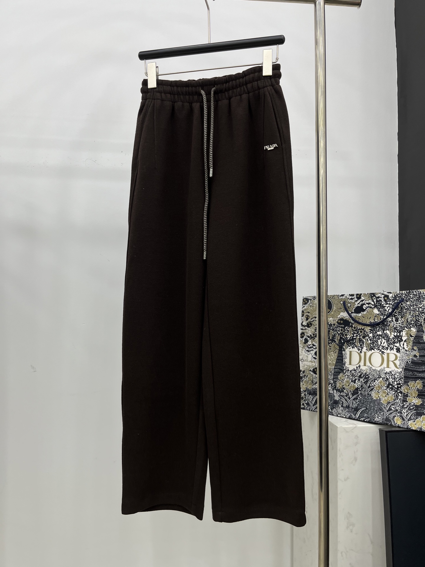 🛒𝐍𝐄𝐖 · 𝟐𝟎𝟐5/爆款现货原单品质 Prad*｜抽绳小铁标休闲裤高品质面料质感柔软细腻舒适。气质百