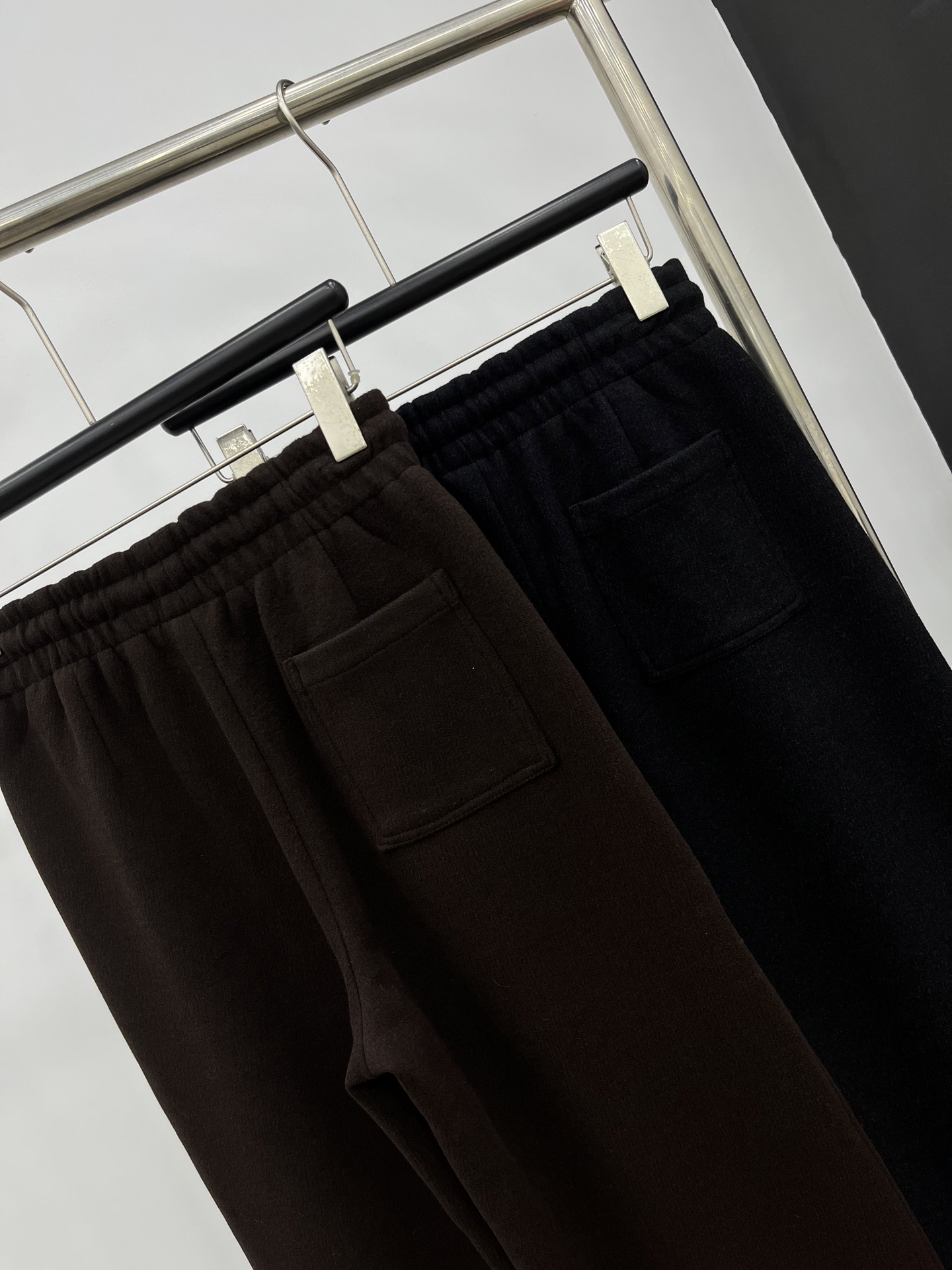 🛒𝐍𝐄𝐖 · 𝟐𝟎𝟐5/爆款现货原单品质 Prad*｜抽绳小铁标休闲裤高品质面料质感柔软细腻舒适。气质百