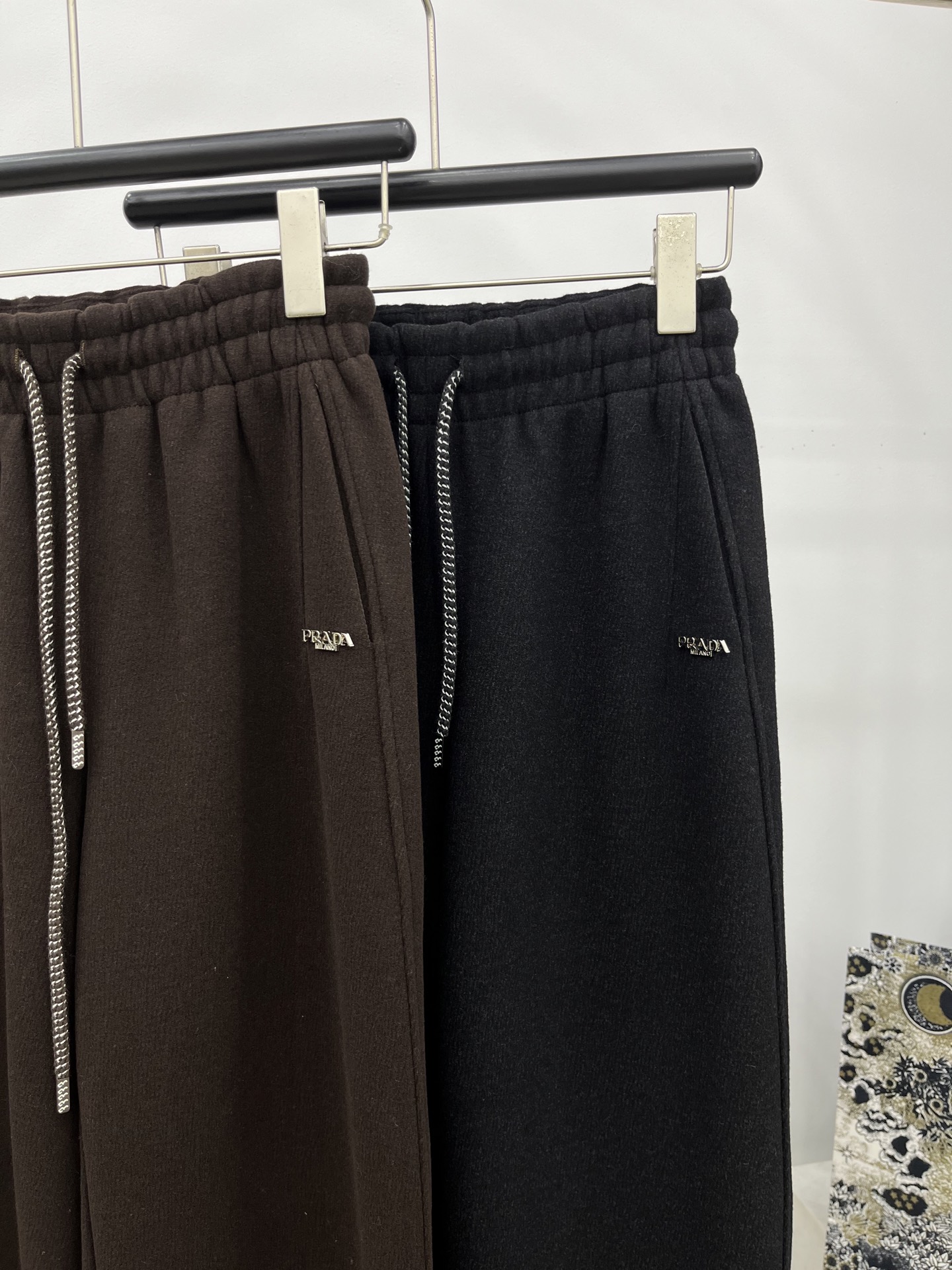 🛒𝐍𝐄𝐖 · 𝟐𝟎𝟐5/爆款现货原单品质 Prad*｜抽绳小铁标休闲裤高品质面料质感柔软细腻舒适。气质百
