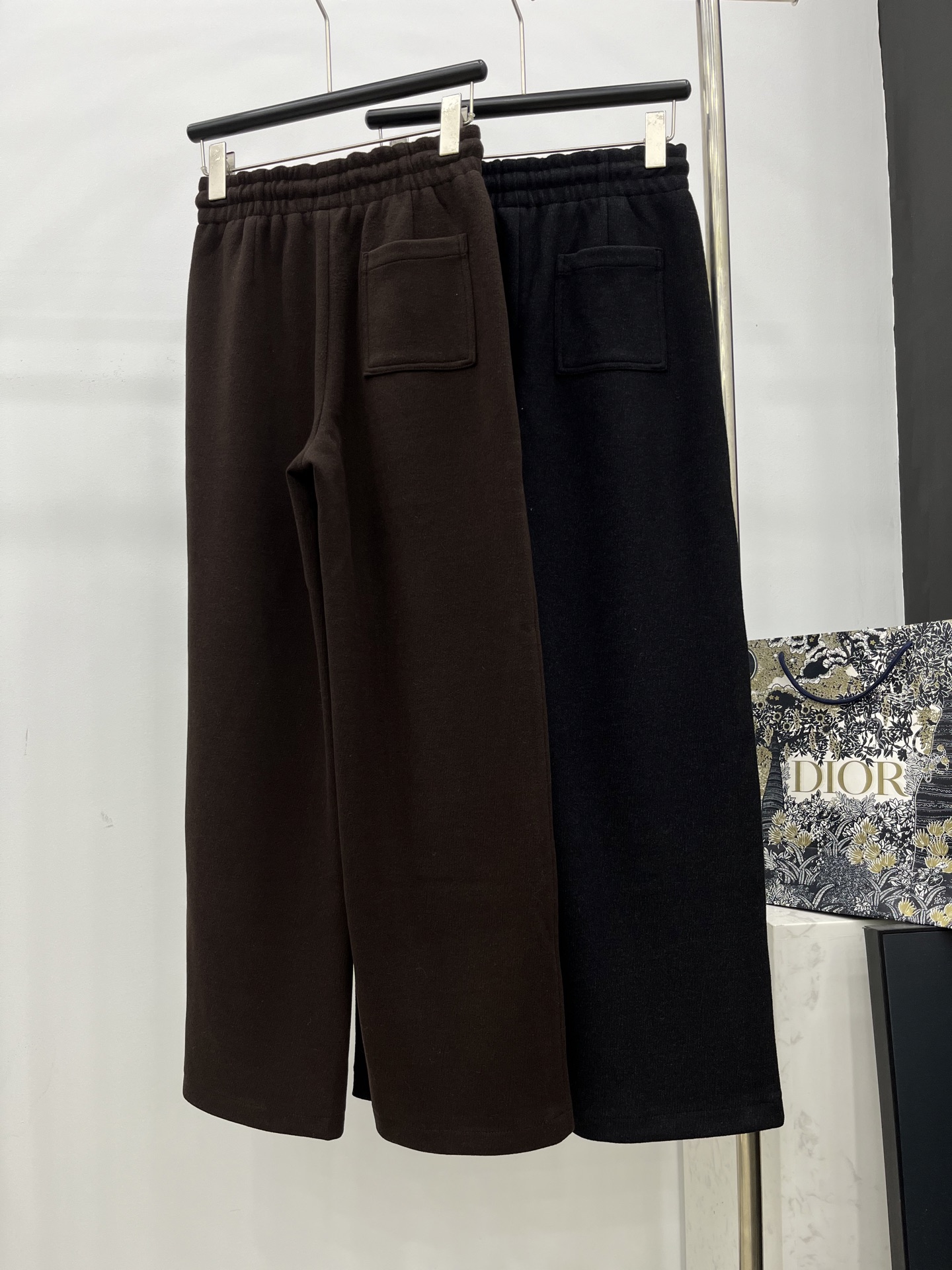 🛒𝐍𝐄𝐖 · 𝟐𝟎𝟐5/爆款现货原单品质 Prad*｜抽绳小铁标休闲裤高品质面料质感柔软细腻舒适。气质百