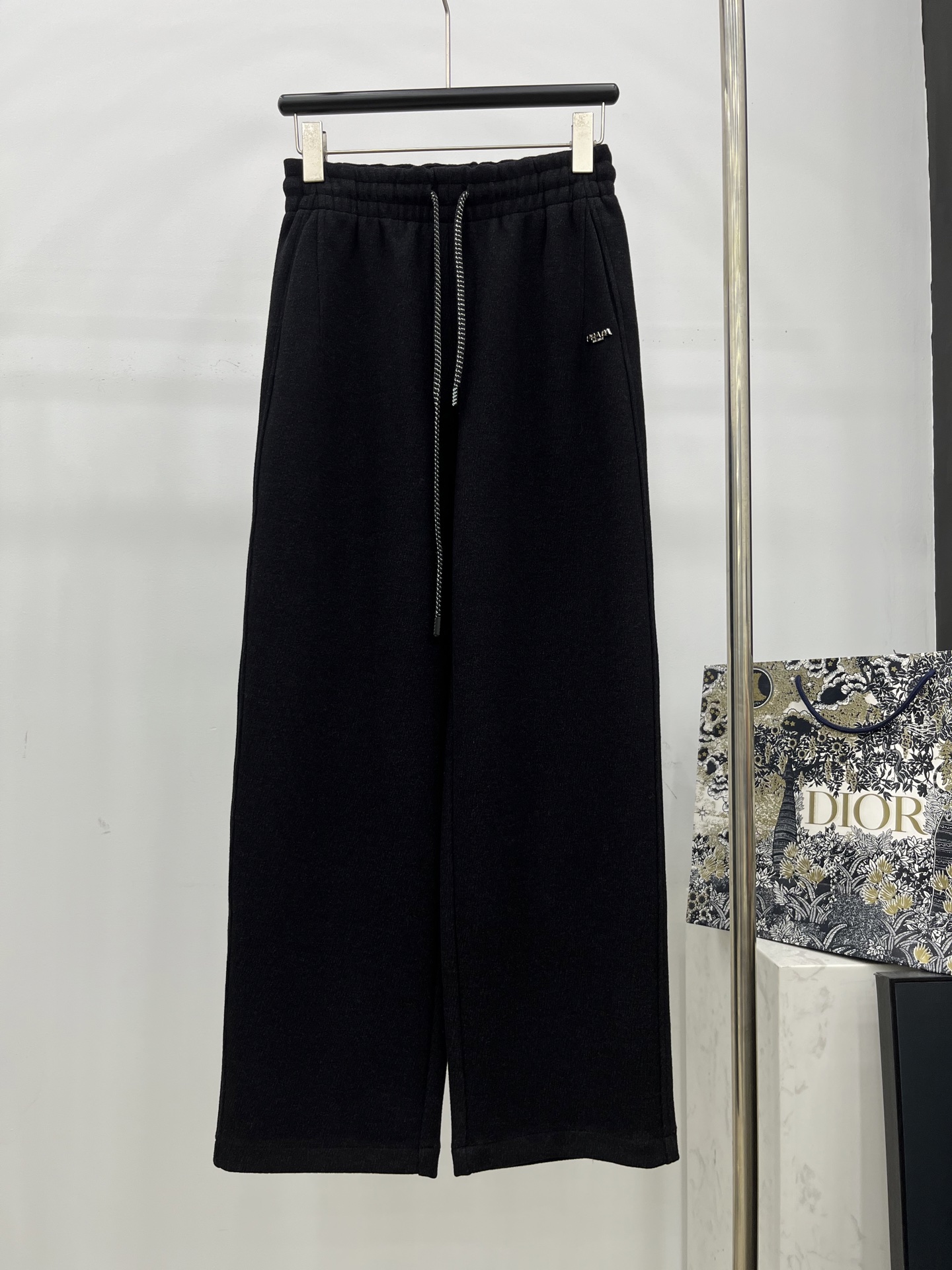 🛒𝐍𝐄𝐖 · 𝟐𝟎𝟐5/爆款现货原单品质 Prad*｜抽绳小铁标休闲裤高品质面料质感柔软细腻舒适。气质百