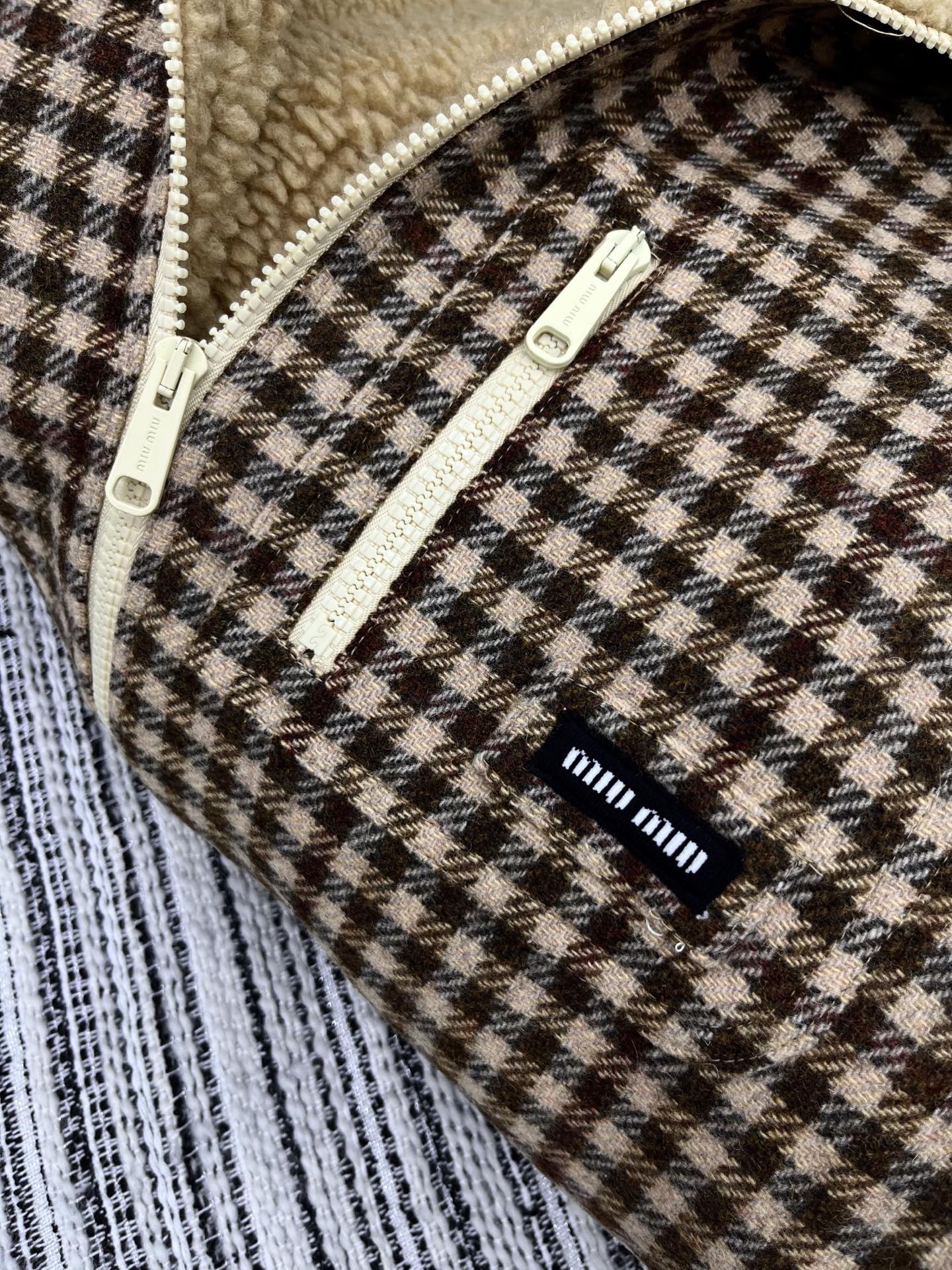 🛒𝐍𝐄𝐖 · 𝟐𝟎𝟐5/爆款现货【原版定制】Miu Mi*｜25秋冬新品 字母徽标泰迪绒内里翻领拉链夹克