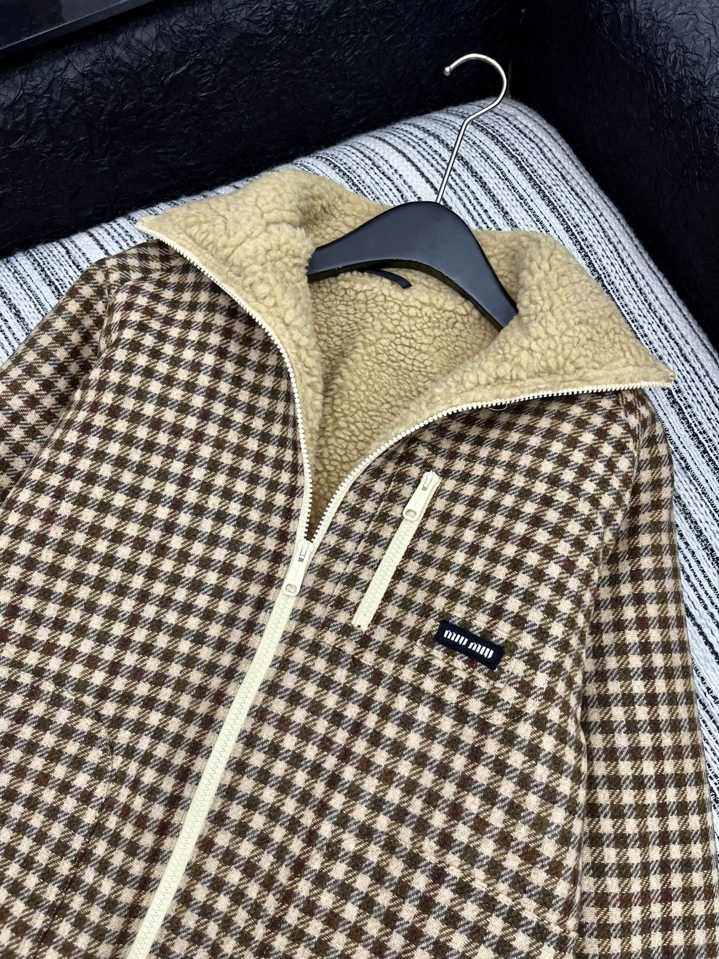 🛒𝐍𝐄𝐖 · 𝟐𝟎𝟐5/爆款现货【原版定制】Miu Mi*｜25秋冬新品 字母徽标泰迪绒内里翻领拉链夹克