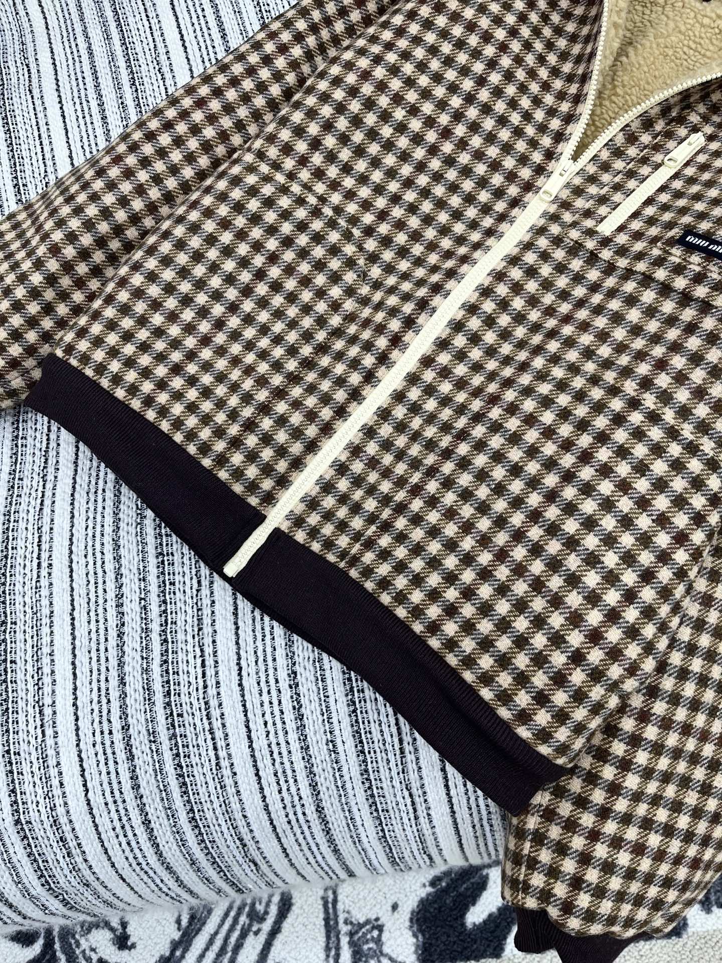 🛒𝐍𝐄𝐖 · 𝟐𝟎𝟐5/爆款现货【原版定制】Miu Mi*｜25秋冬新品 字母徽标泰迪绒内里翻领拉链夹克