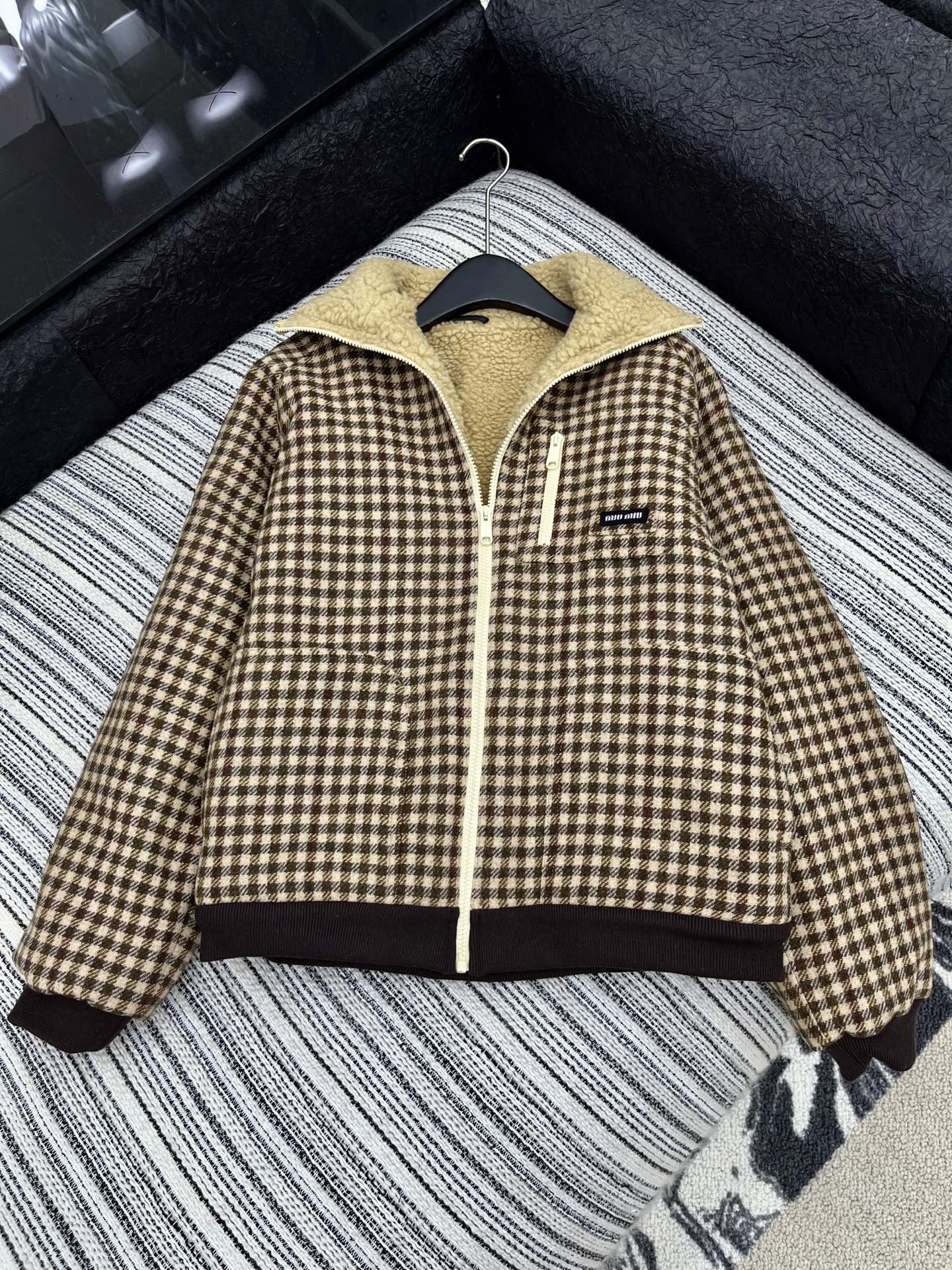 🛒𝐍𝐄𝐖 · 𝟐𝟎𝟐5/爆款现货【原版定制】Miu Mi*｜25秋冬新品 字母徽标泰迪绒内里翻领拉链夹克