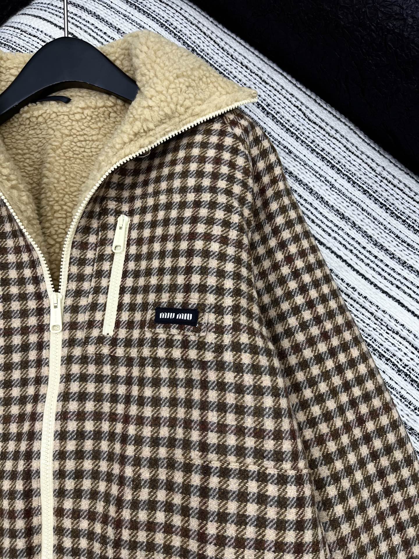 🛒𝐍𝐄𝐖 · 𝟐𝟎𝟐5/爆款现货【原版定制】Miu Mi*｜25秋冬新品 字母徽标泰迪绒内里翻领拉链夹克