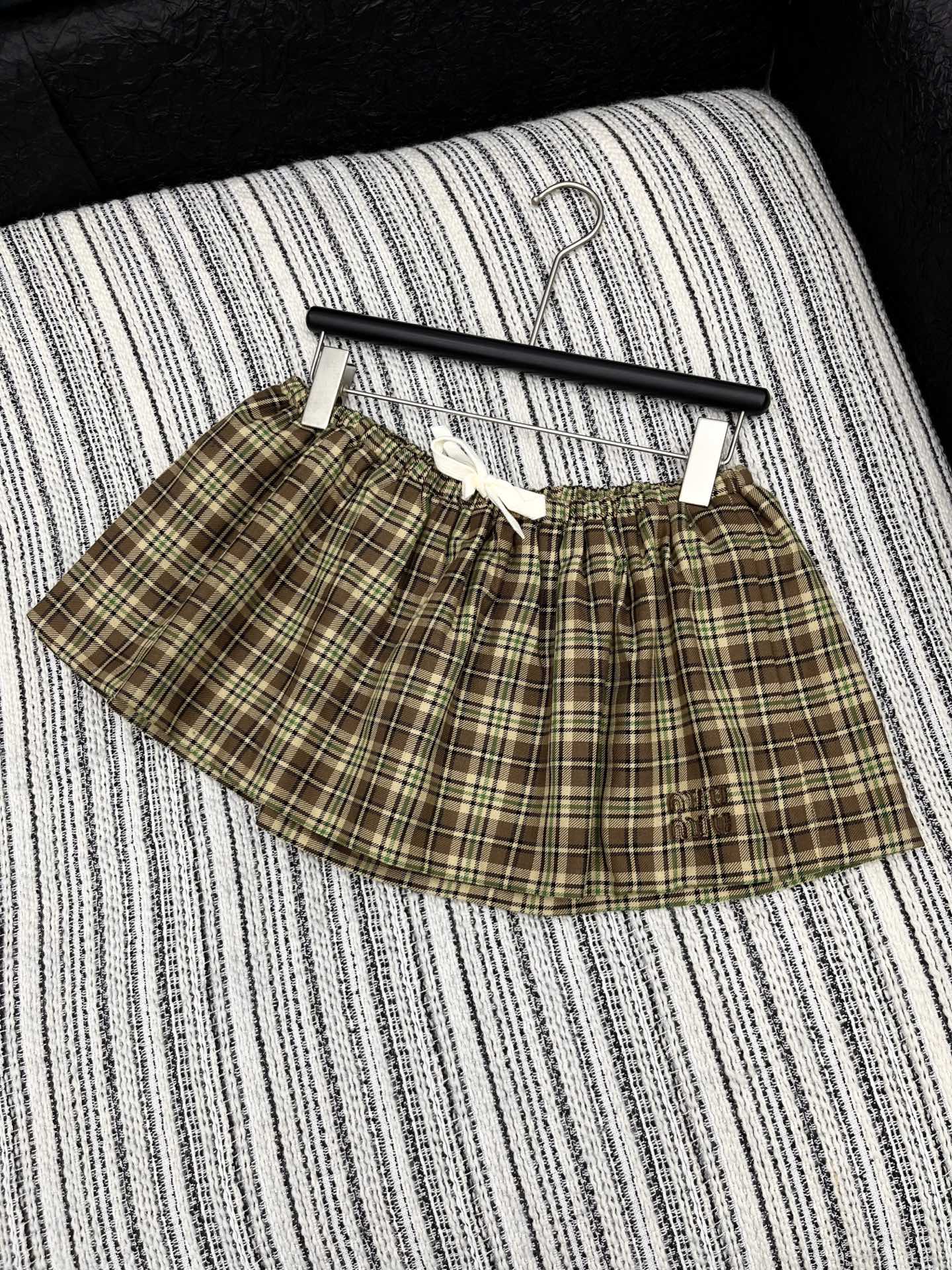 🛒𝐍𝐄𝐖 · 𝟐𝟎𝟐5/爆款现货【原版定制】 Miu Mi*｜25新款松紧腰抽绳格纹半裙爆单系列款 气质