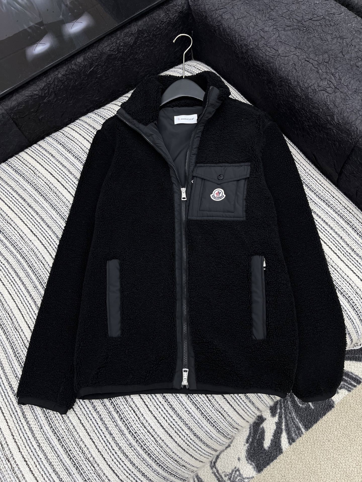 🛒𝐍𝐄𝐖 · 𝟐𝟎𝟐5/爆款现货【原版定制】Mon*|25秋冬泰迪绒拼接羽绒服外套极简主义设计高级又时髦