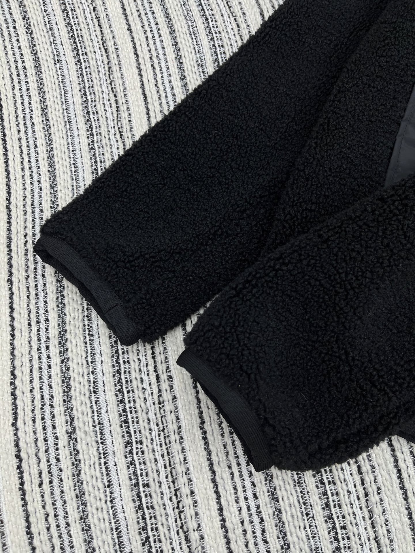 🛒𝐍𝐄𝐖 · 𝟐𝟎𝟐5/爆款现货【原版定制】Mon*|25秋冬泰迪绒拼接羽绒服外套极简主义设计高级又时髦