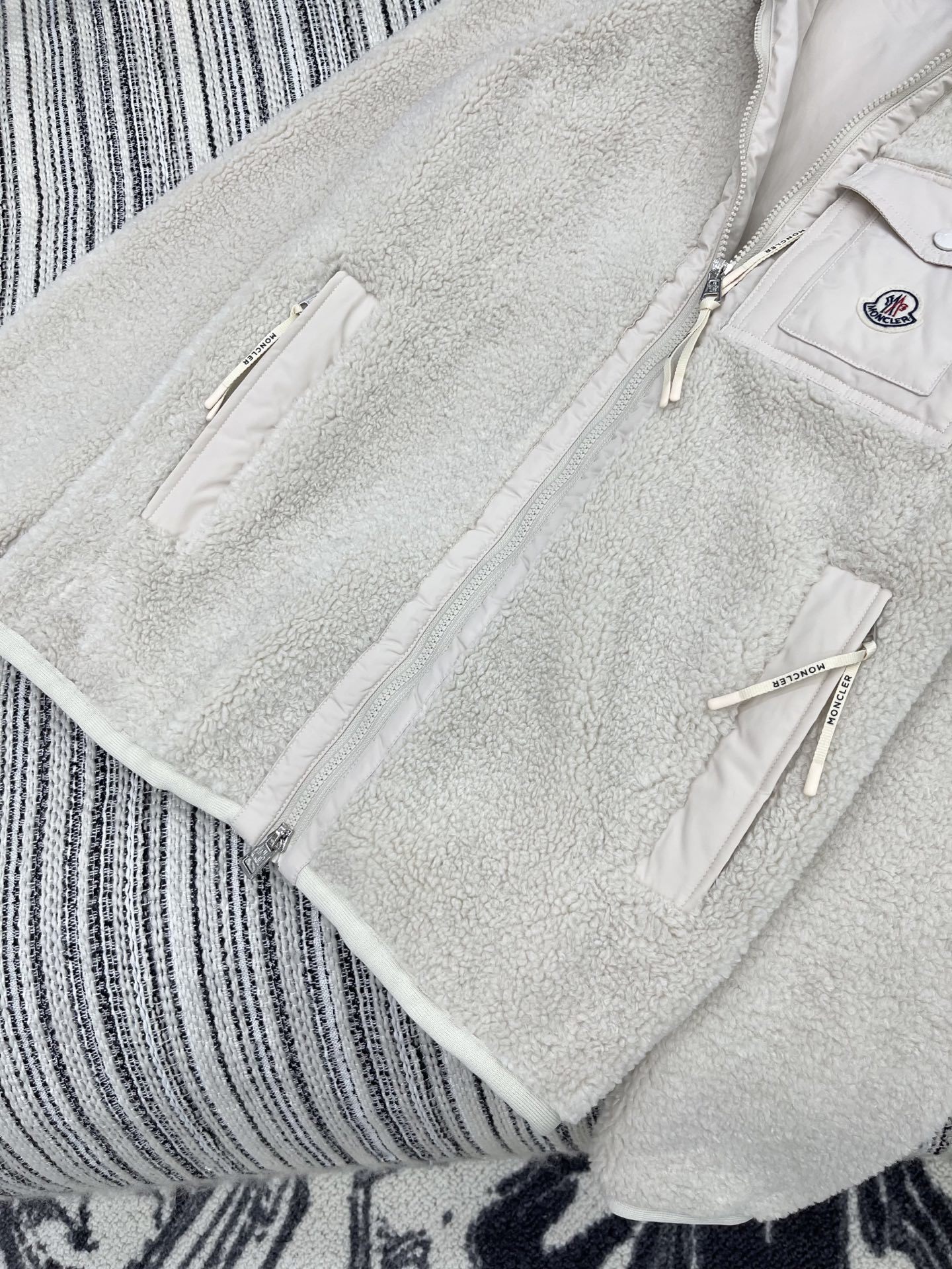 🛒𝐍𝐄𝐖 · 𝟐𝟎𝟐5/爆款现货【原版定制】Mon*|25秋冬泰迪绒拼接羽绒服外套极简主义设计高级又时髦