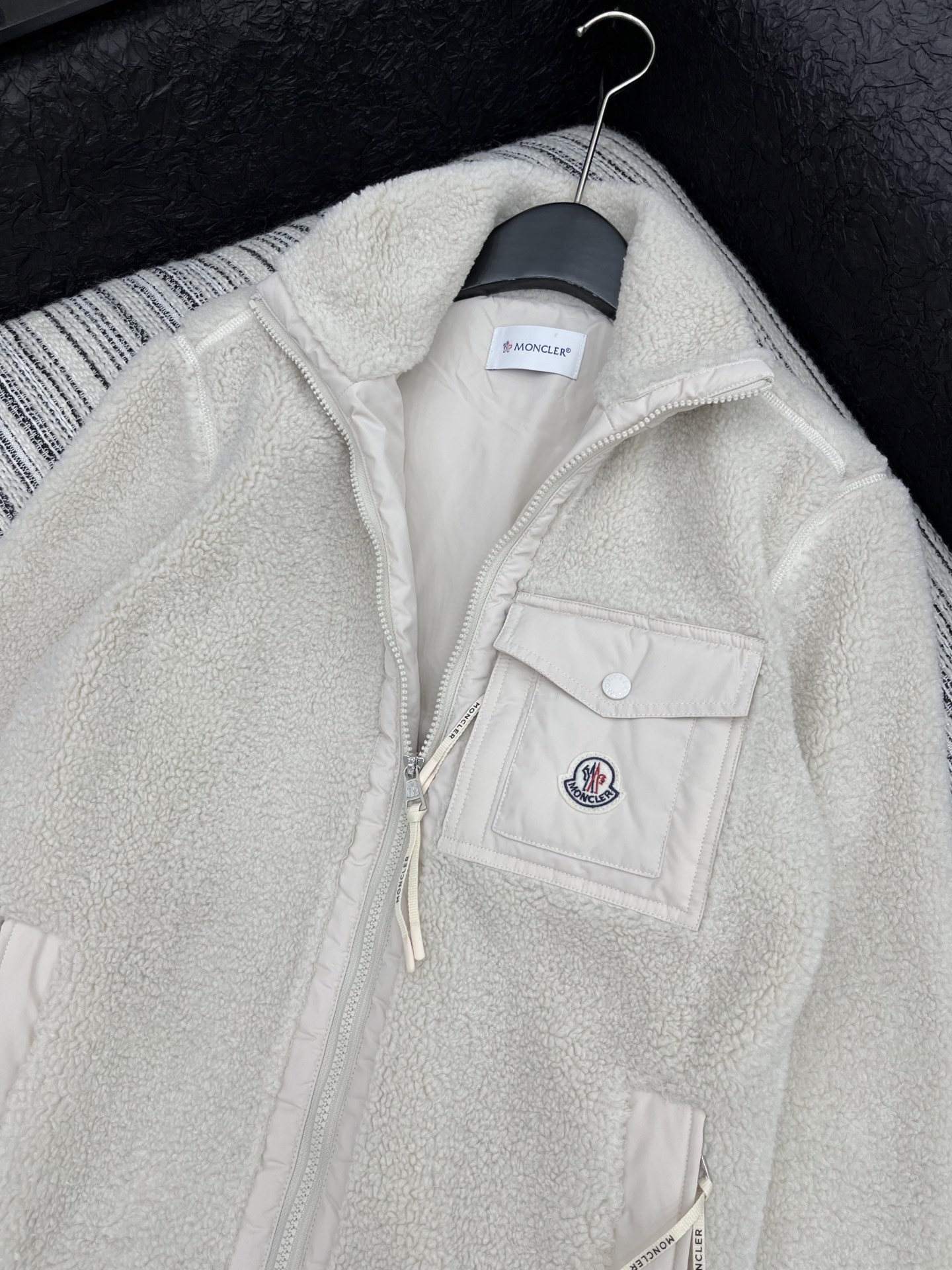 🛒𝐍𝐄𝐖 · 𝟐𝟎𝟐5/爆款现货【原版定制】Mon*|25秋冬泰迪绒拼接羽绒服外套极简主义设计高级又时髦