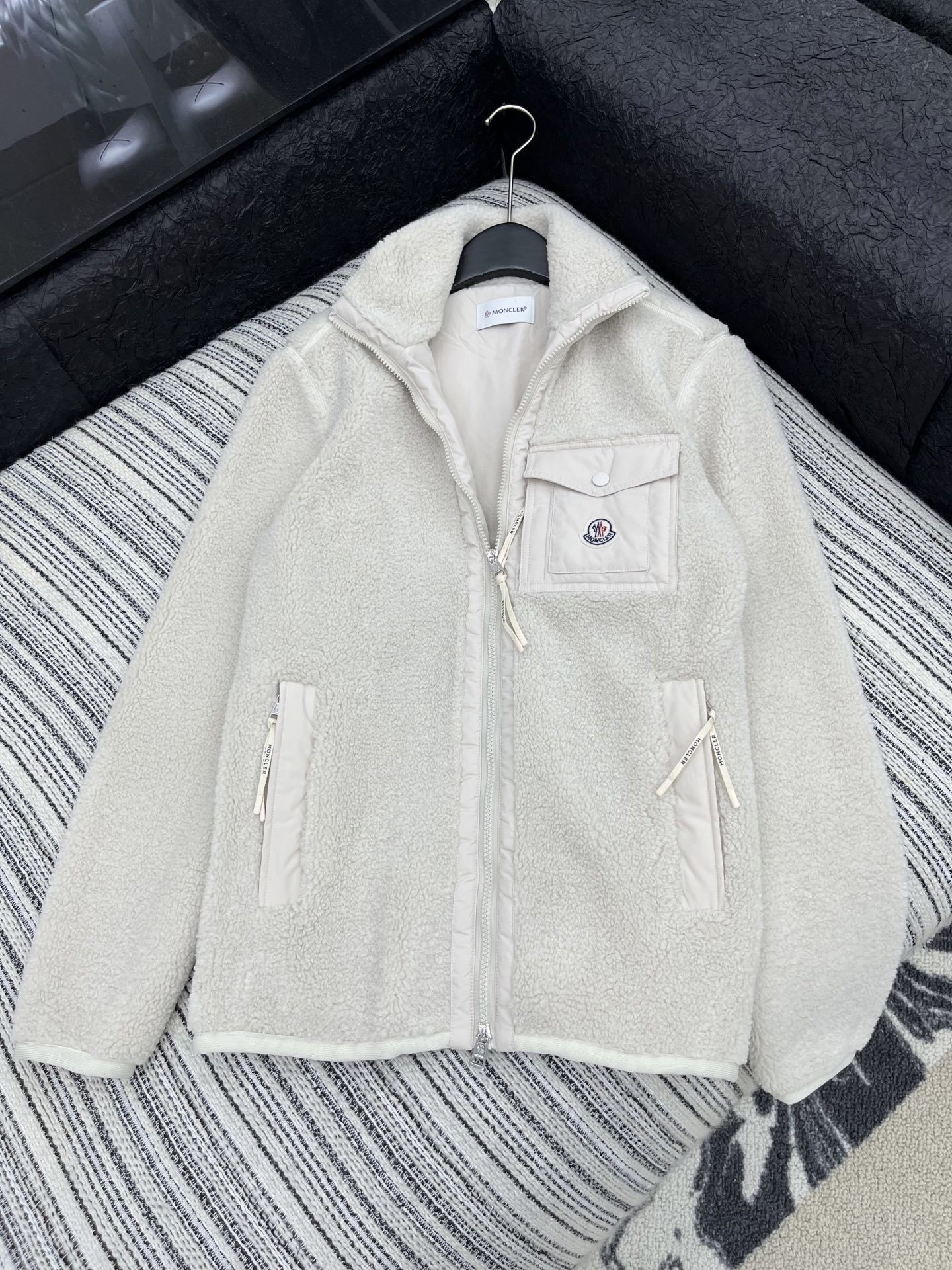 🛒𝐍𝐄𝐖 · 𝟐𝟎𝟐5/爆款现货【原版定制】Mon*|25秋冬泰迪绒拼接羽绒服外套极简主义设计高级又时髦