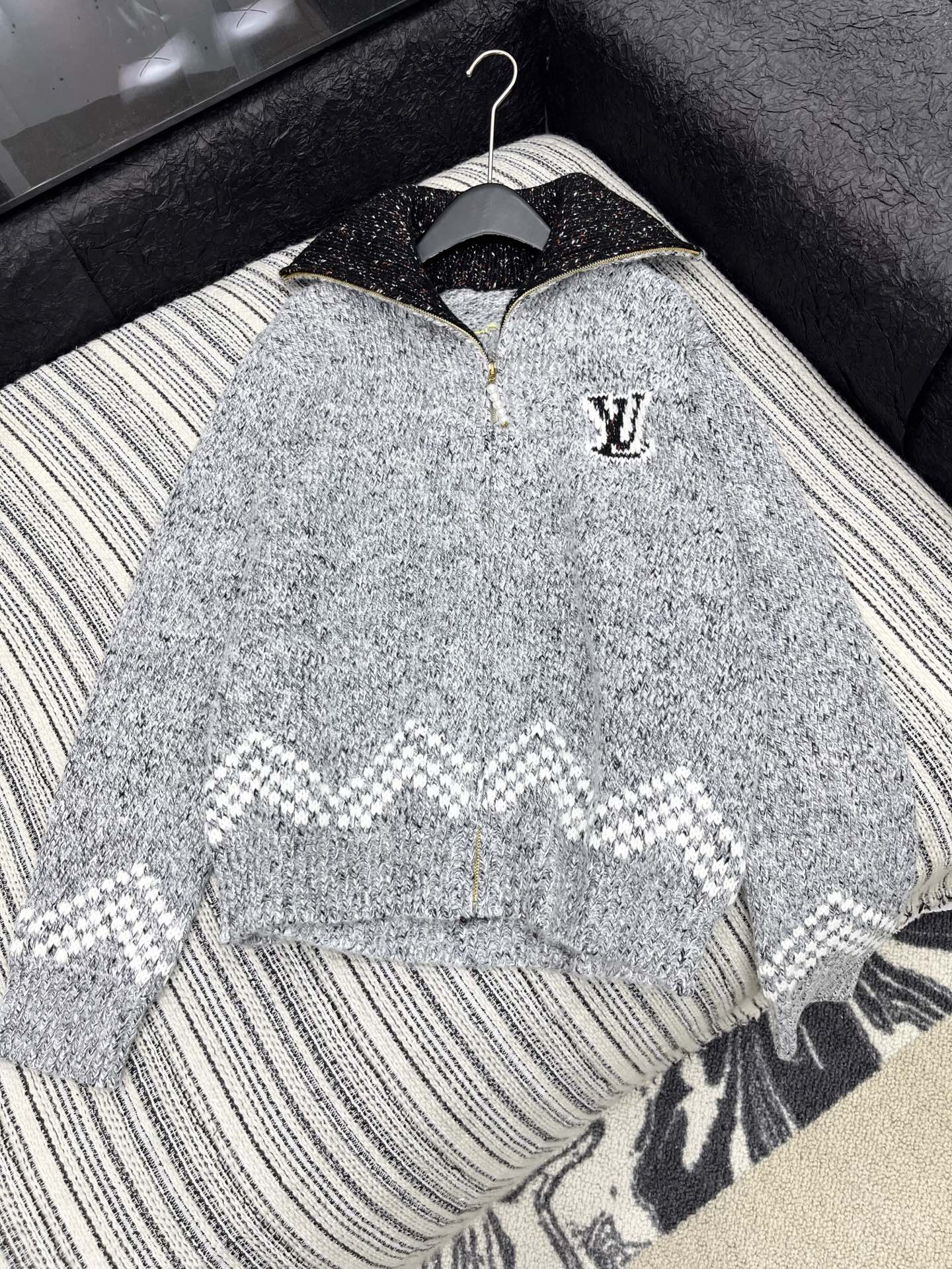🛒𝐍𝐄𝐖 · 𝟐𝟎𝟐5/爆款现货【原版定制】Lv｜25秋冬新款慵懒撞色翻领外套，谁穿谁好看!精致设计，简