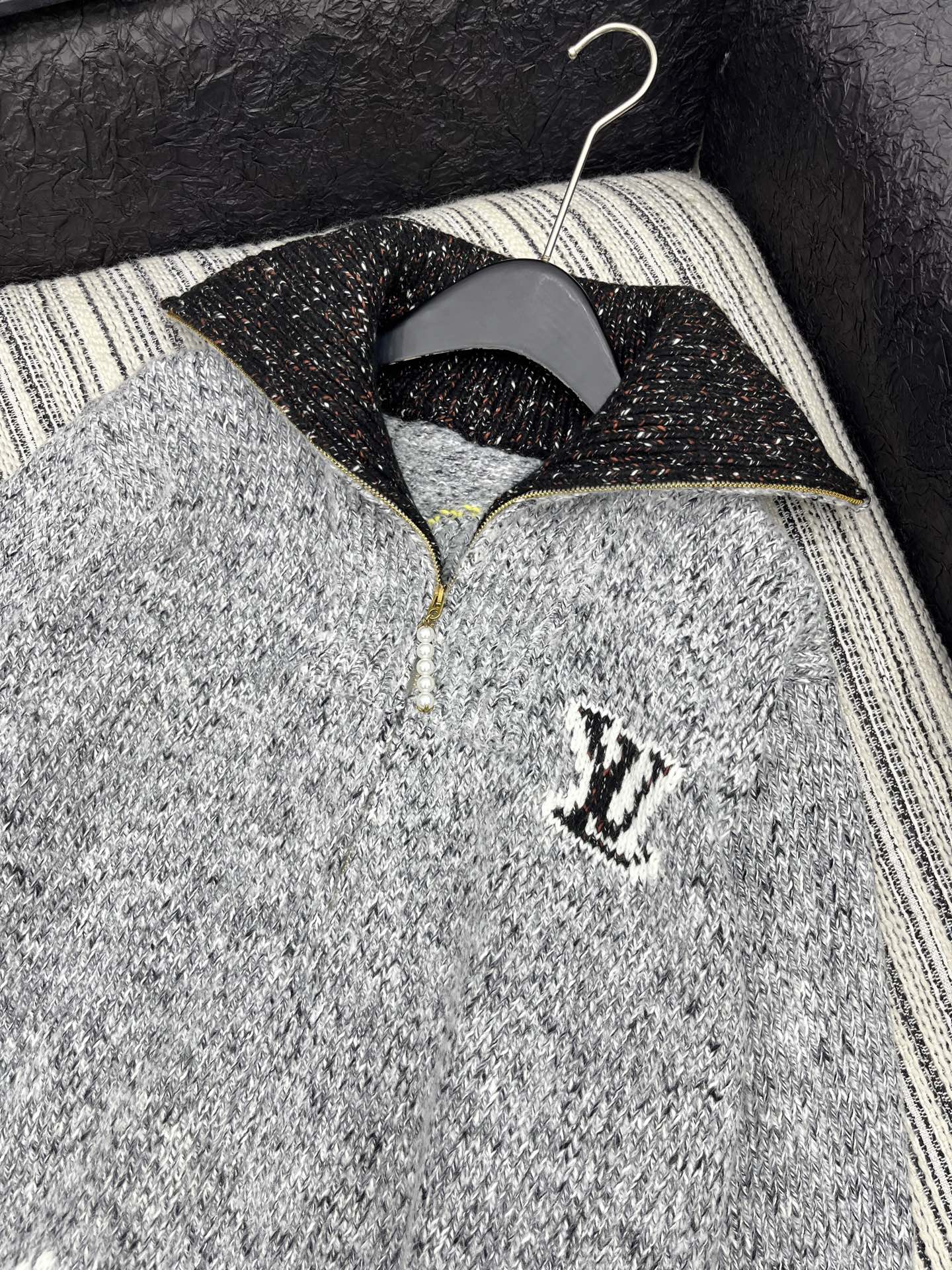 🛒𝐍𝐄𝐖 · 𝟐𝟎𝟐5/爆款现货【原版定制】Lv｜25秋冬新款慵懒撞色翻领外套，谁穿谁好看!精致设计，简