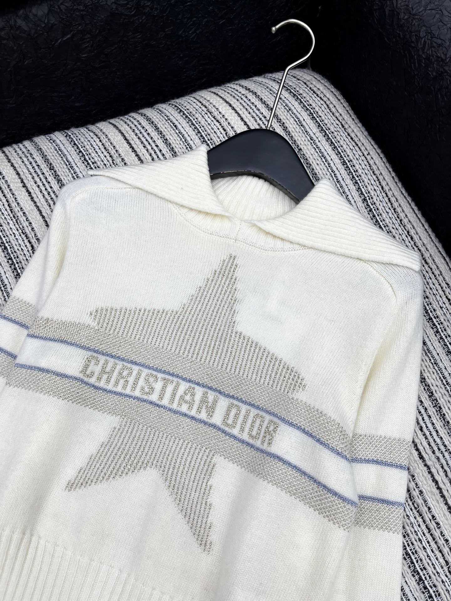 🛒𝐍𝐄𝐖 · 𝟐𝟎𝟐5/爆款现货原单品质 Dio*｜25新品刺绣针织衫精致常规版型上身巨显瘦！定制重工工