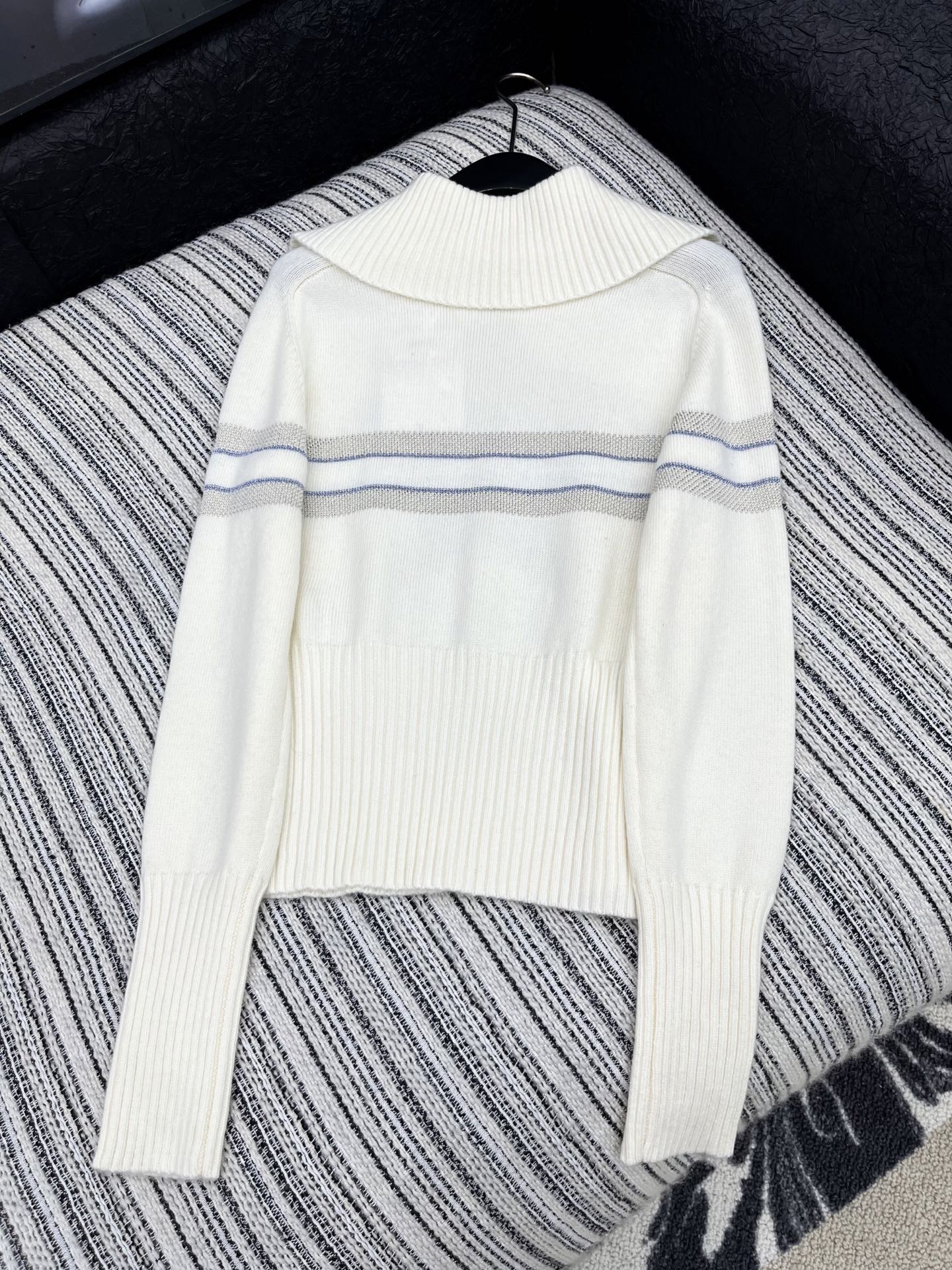 🛒𝐍𝐄𝐖 · 𝟐𝟎𝟐5/爆款现货原单品质 Dio*｜25新品刺绣针织衫精致常规版型上身巨显瘦！定制重工工