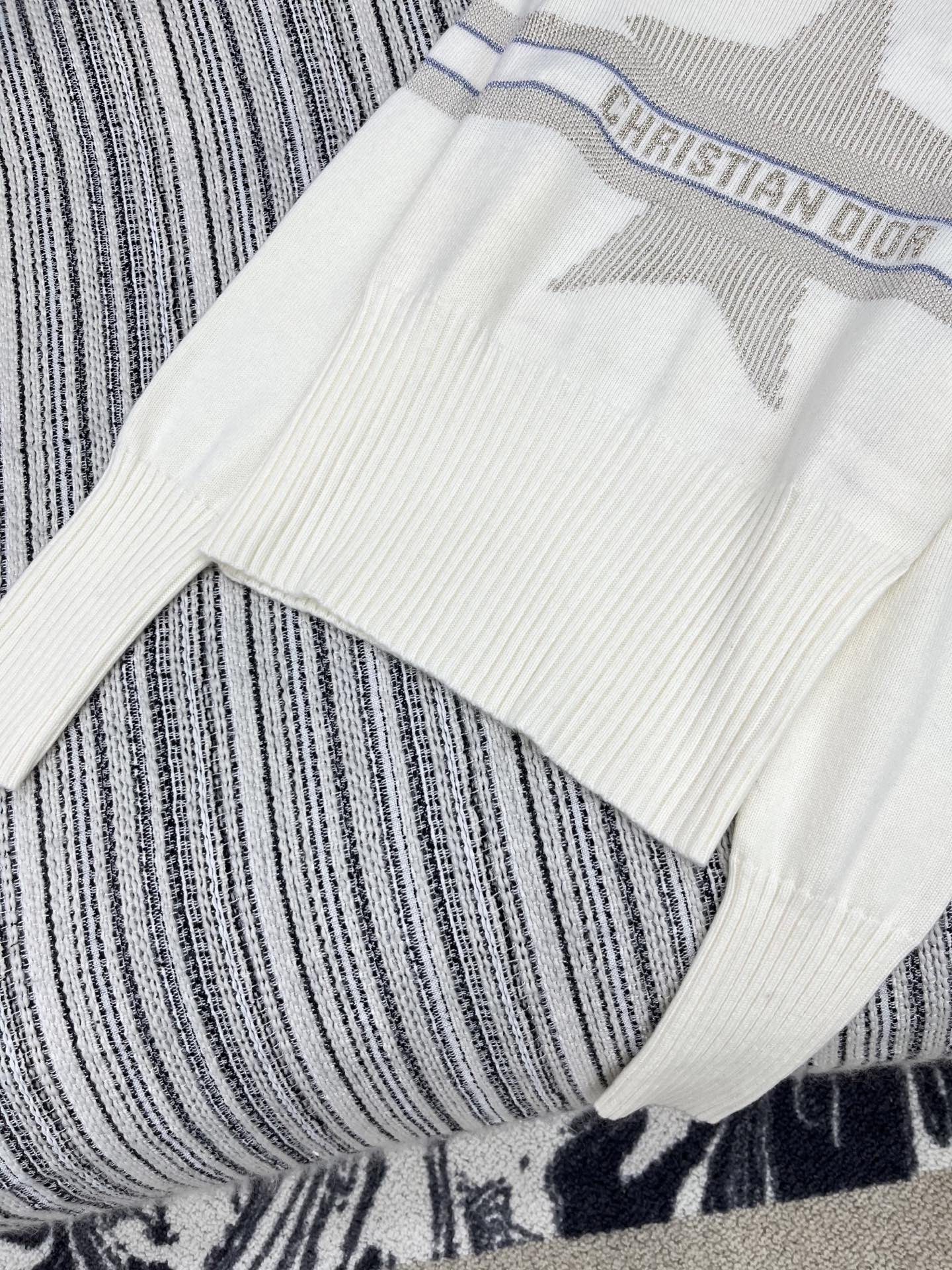 🛒𝐍𝐄𝐖 · 𝟐𝟎𝟐5/爆款现货原单品质 Dio*｜25新品刺绣针织衫精致常规版型上身巨显瘦！定制重工工